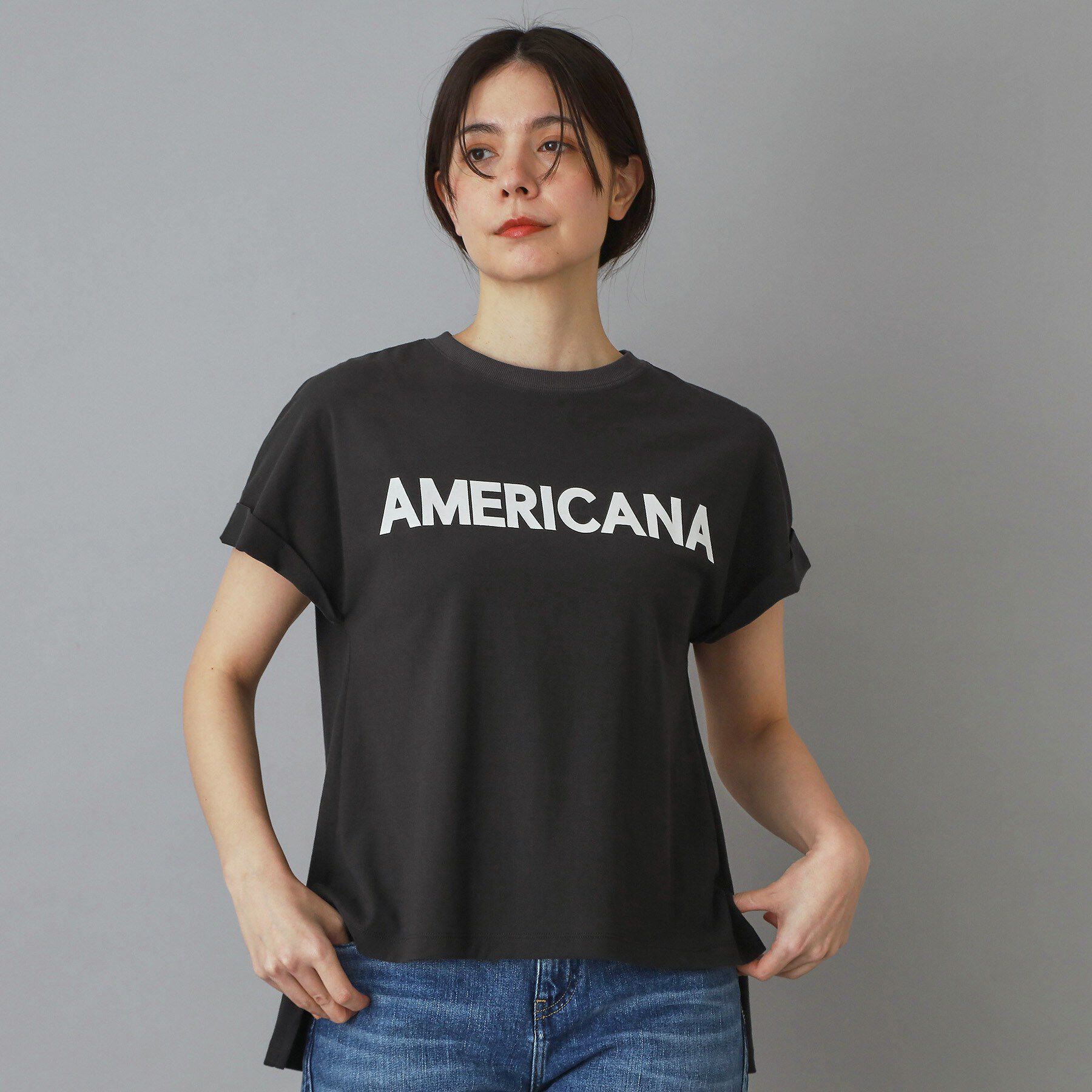 DRESSTERIOR「Americana（アメリカーナ）【別注】 接触冷感 袖ロールアップ ロゴTシャツ」|Tシャツ・カットソー|