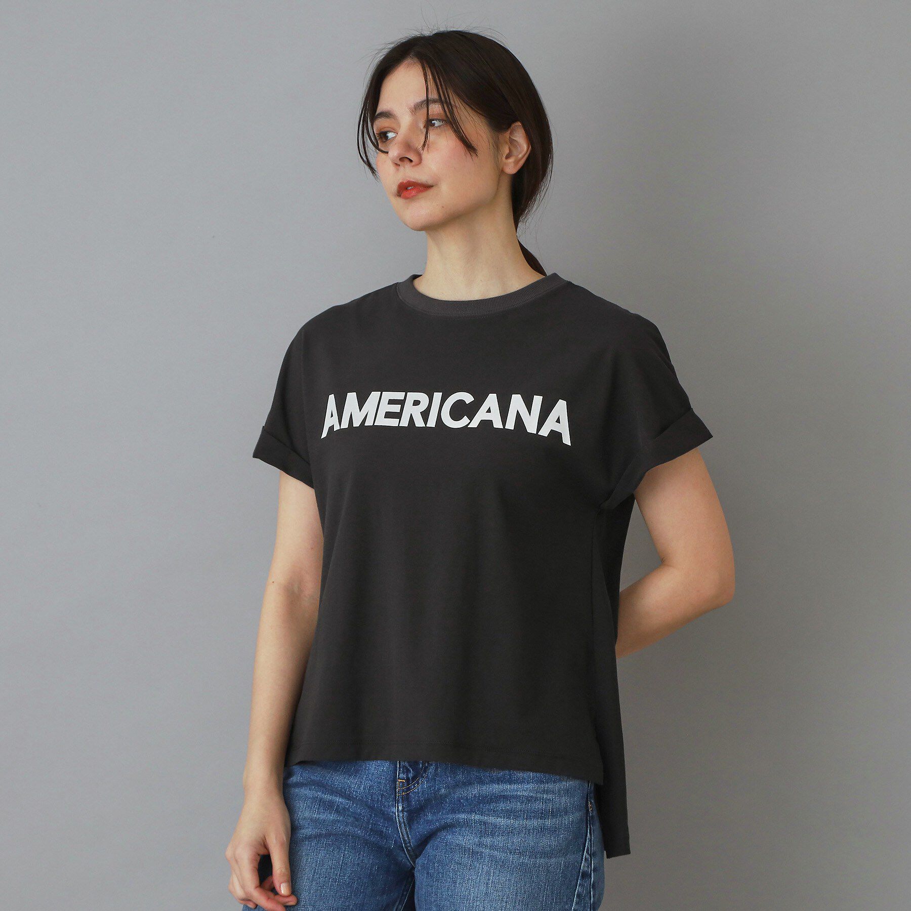 DRESSTERIOR「Americana（アメリカーナ）【別注】 接触冷感 袖ロールアップ ロゴTシャツ」|Tシャツ・カットソー|