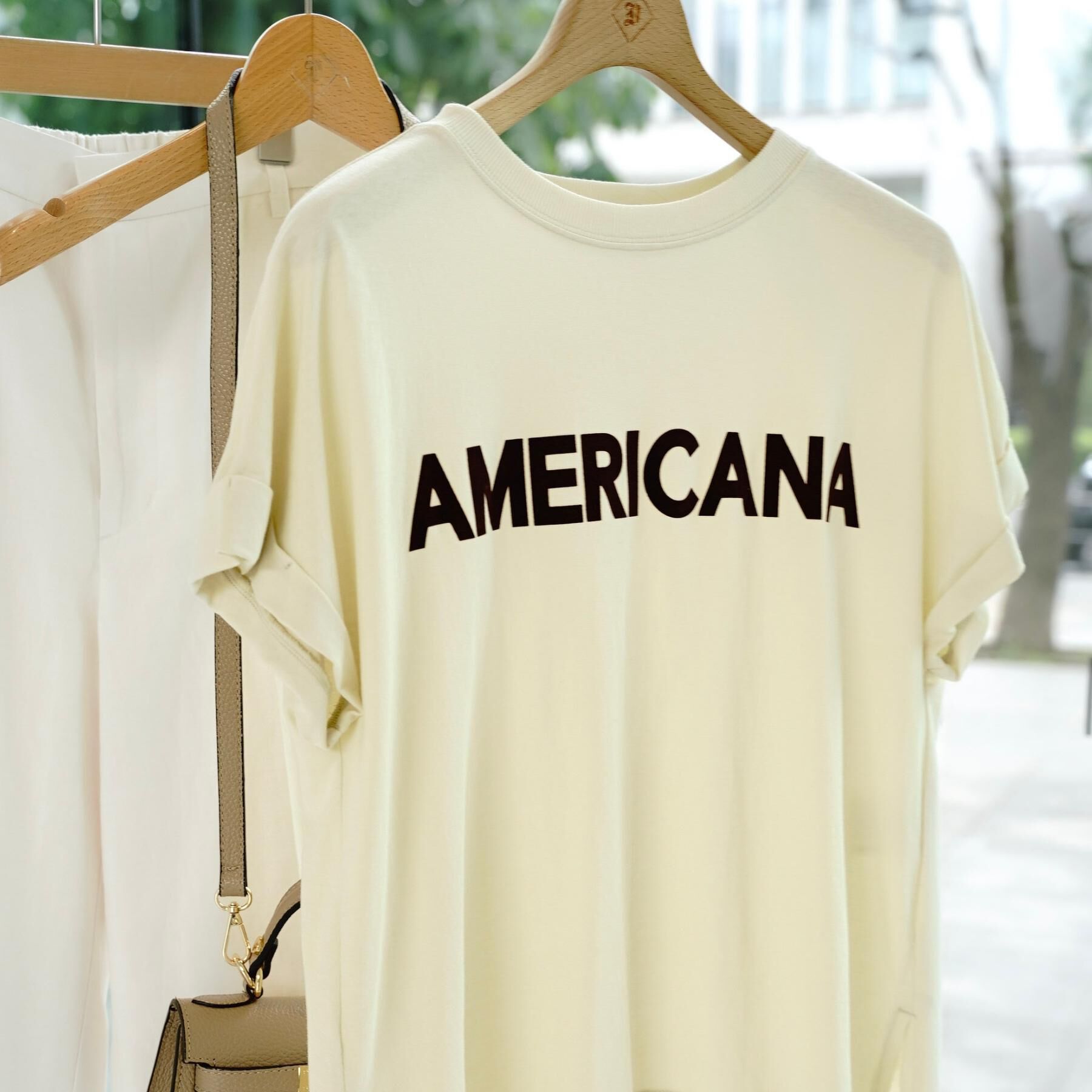 DRESSTERIOR「Americana（アメリカーナ）【別注】 接触冷感 袖ロールアップ ロゴTシャツ」|Tシャツ・カットソー|
