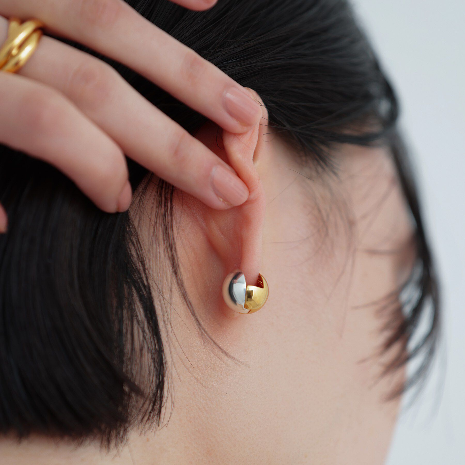 COCOSHNIK ONKITSCH「シルバー コンビカラー ハギーピアス ボールS」|ピアス|
