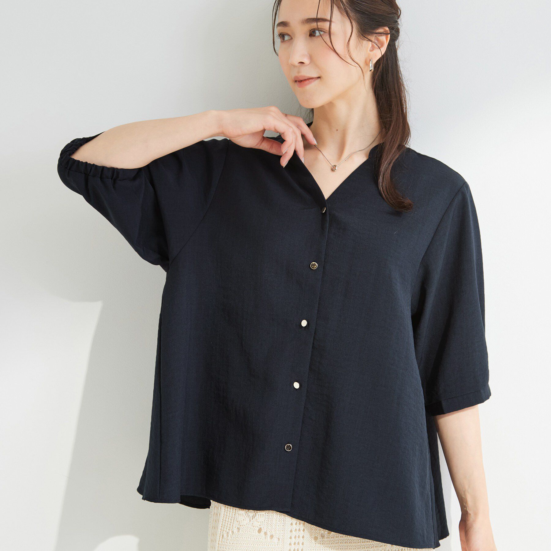 SHOO･LA･RUE「【S-LL/洗濯機可】金ボタンがアクセント 5分袖スキッパーブラウス」|シャツ・ブラウス|ネイビー(094)