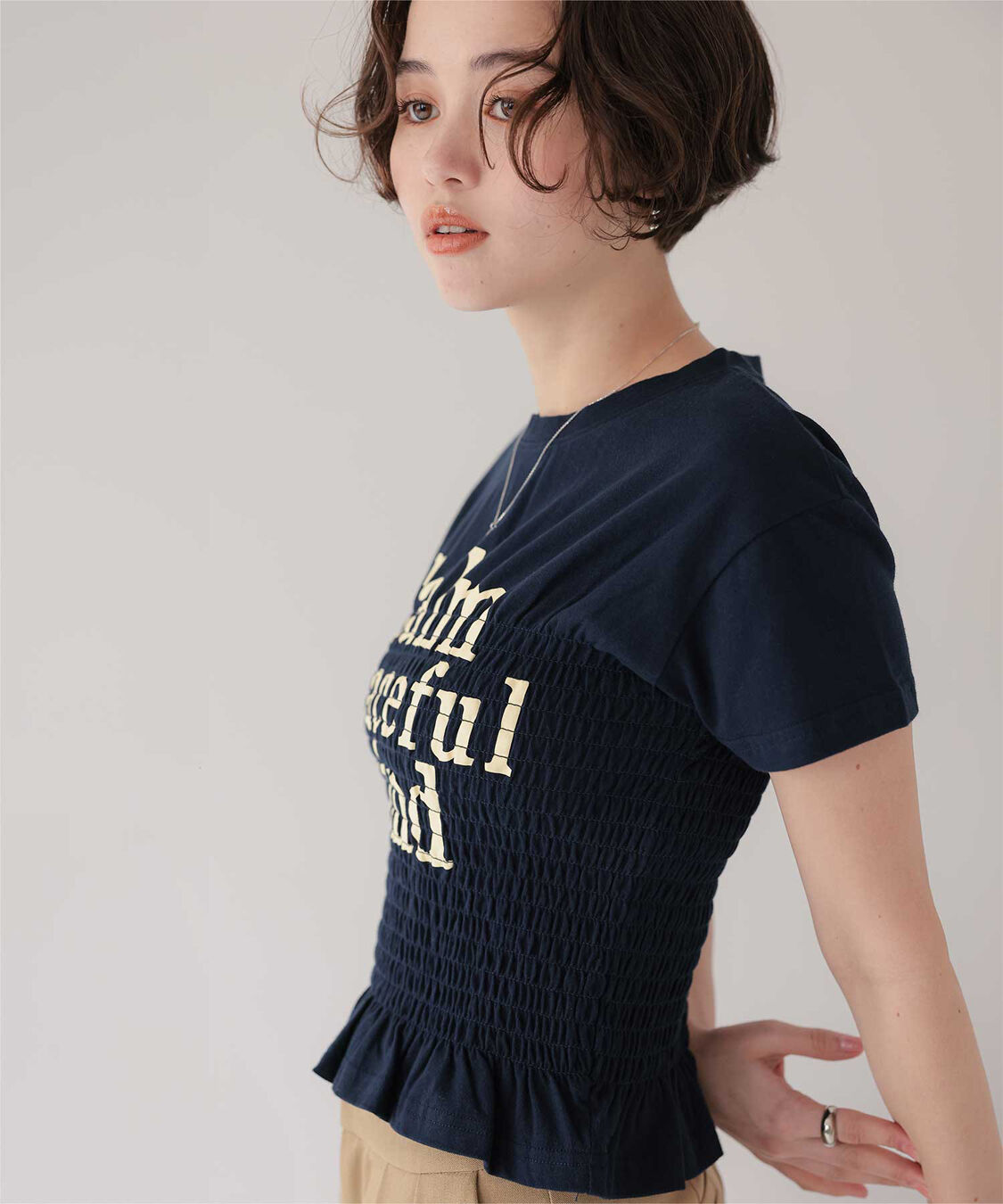 titivate「シャーリングロゴプリントTシャツ」|Tシャツ・カットソー|