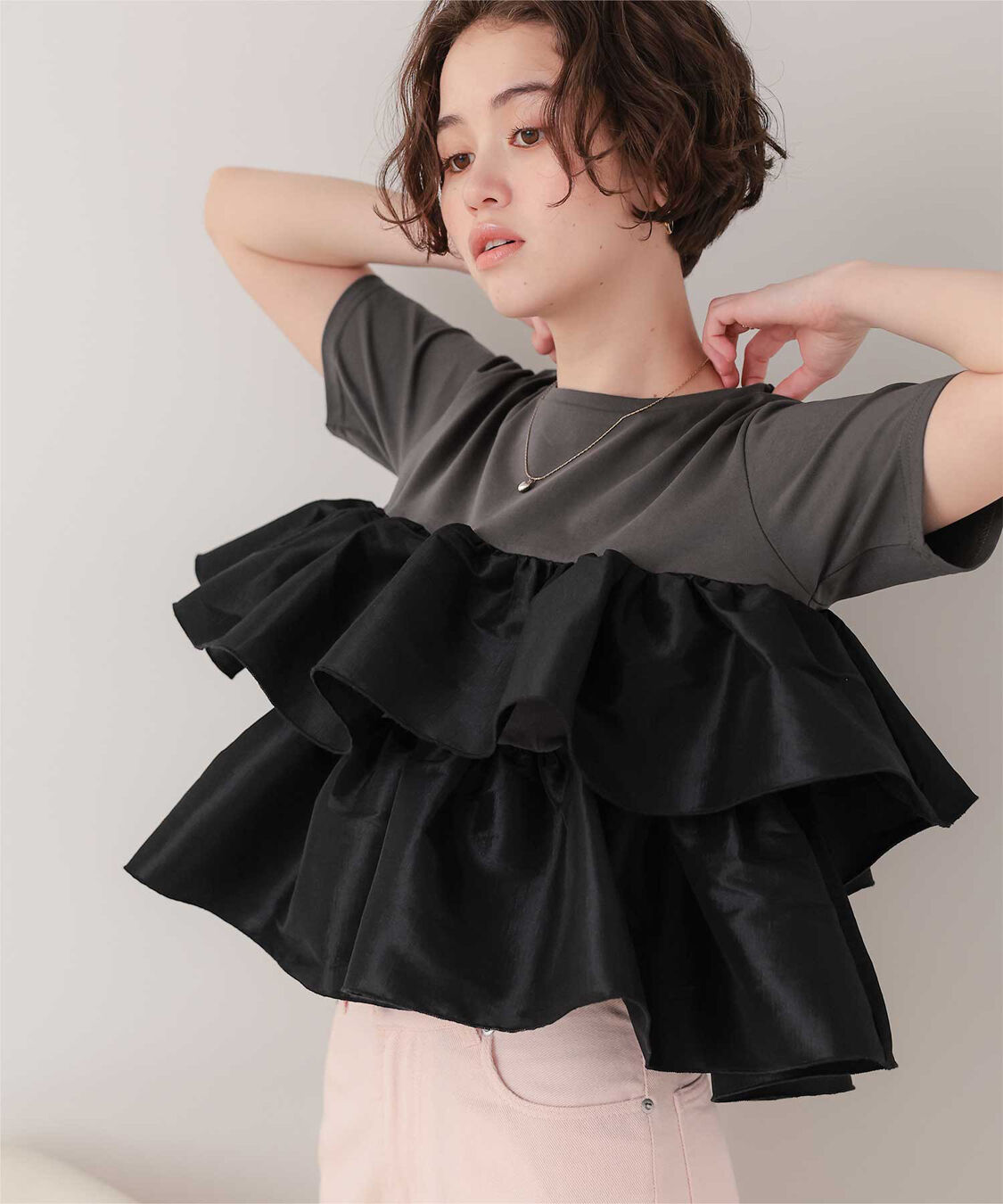 titivate「シャイニーティアードフリルトップス」|Tシャツ・カットソー|チャコール