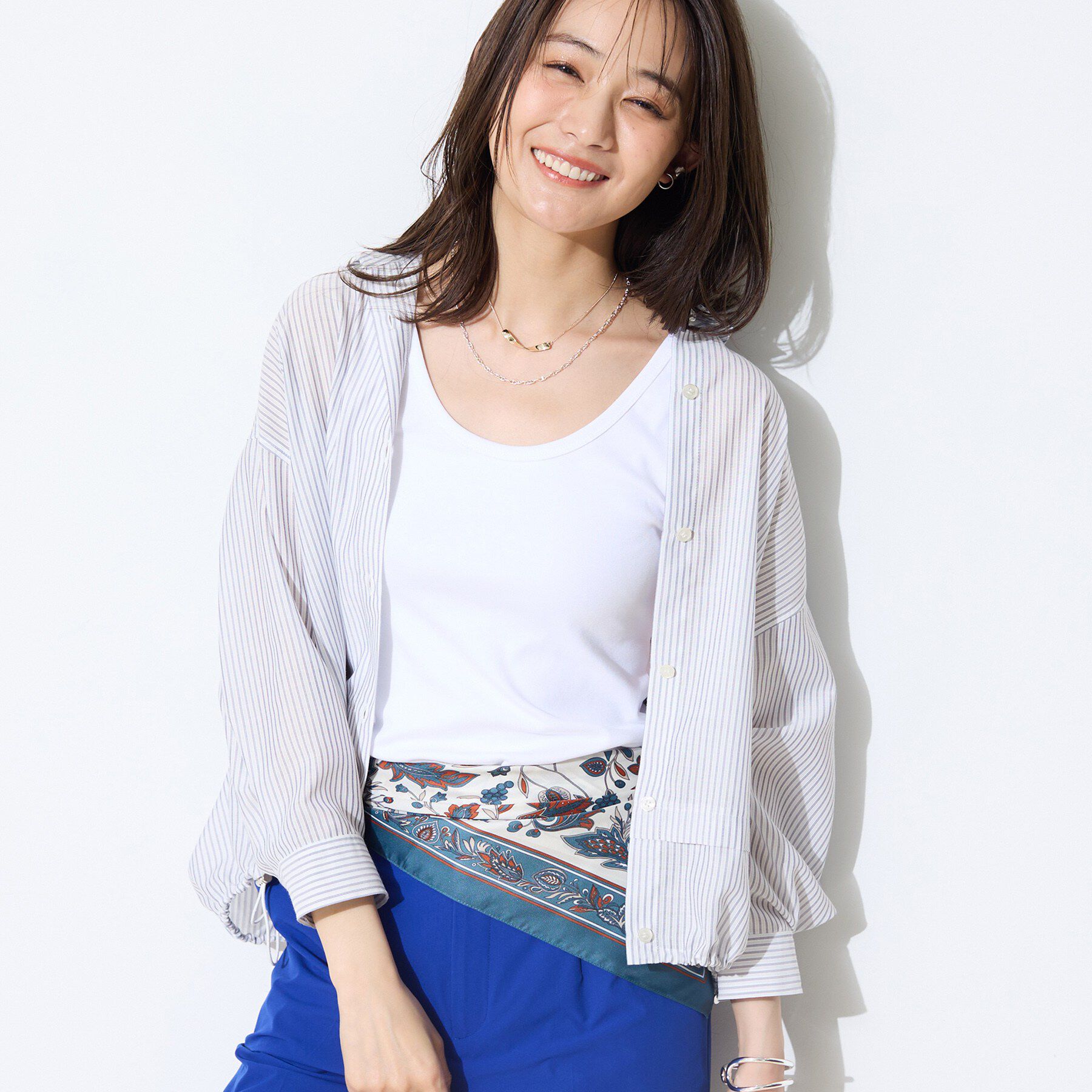 INDIVI「【接触冷感／洗える／2WAY】ドロスト付 シアーシャンブレーシャツ」|シャツ・ブラウス|ホワイト&times;ネイビー