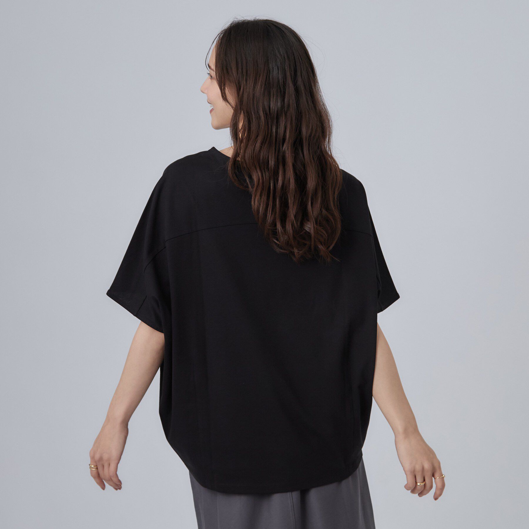 SHOO･LA･RUE「【ひんやり/体型カバー】インせず着られる 上品見えのドルマントップス」|Tシャツ・カットソー|