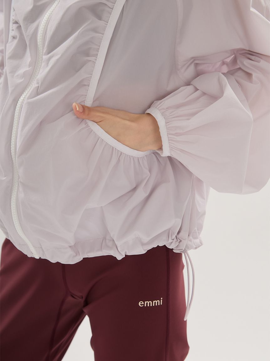 emmi atelier「【ONLINE限定カラーあり】ギャザーディテールナイロンブルゾン【セットアップ対応】/撥水」|ブルゾン・スタジャン|