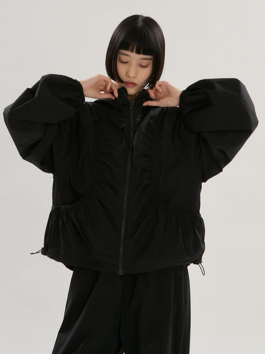 emmi atelier「【ONLINE限定カラーあり】ギャザーディテールナイロンブルゾン【セットアップ対応】/撥水」|ブルゾン・スタジャン|