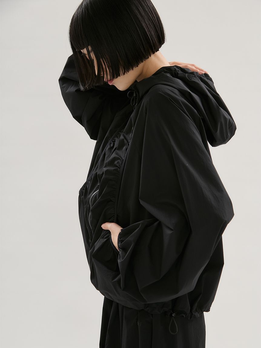 emmi atelier「【ONLINE限定カラーあり】ギャザーディテールナイロンブルゾン【セットアップ対応】/撥水」|ブルゾン・スタジャン|