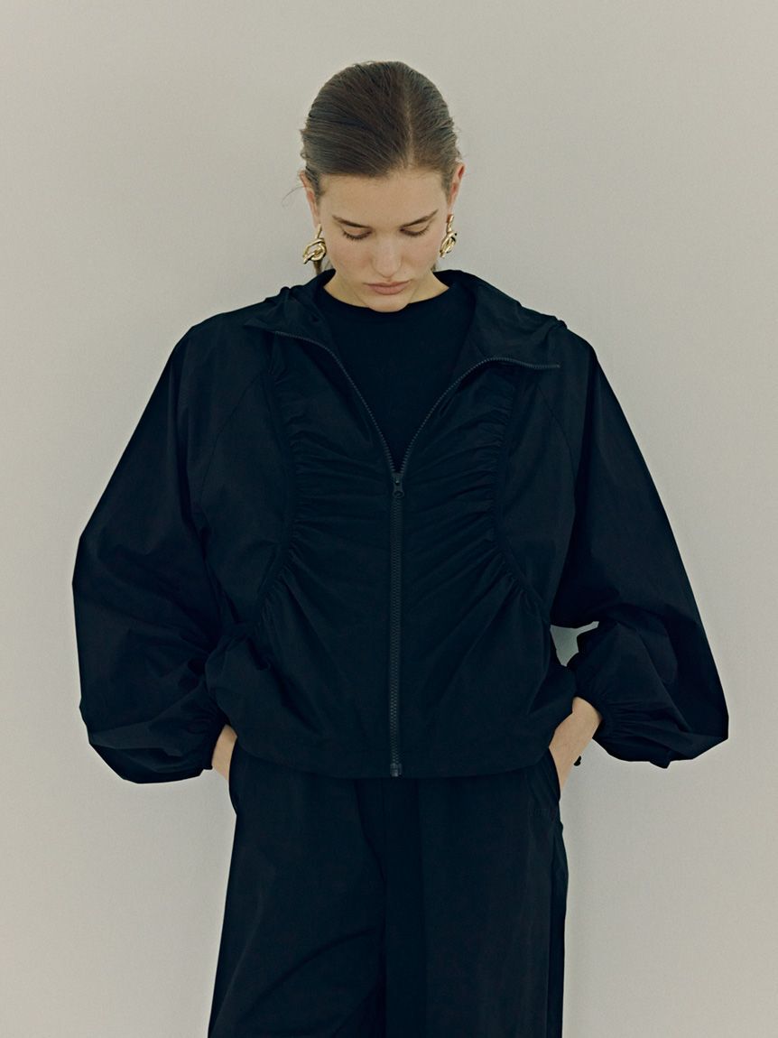 emmi atelier「【ONLINE限定カラーあり】ギャザーディテールナイロンブルゾン【セットアップ対応】/撥水」|ブルゾン・スタジャン|BLK