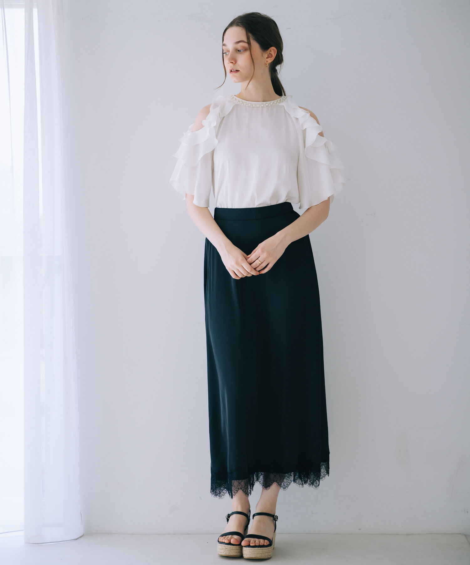 SELFIST「【品よく肌見せ】ショルダーオープンビジュー付フリルブラウス」|シャツ・ブラウス|