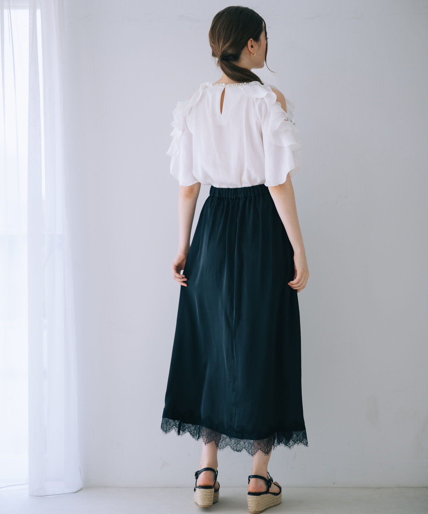 SELFIST「【品よく肌見せ】ショルダーオープンビジュー付フリルブラウス」|シャツ・ブラウス|