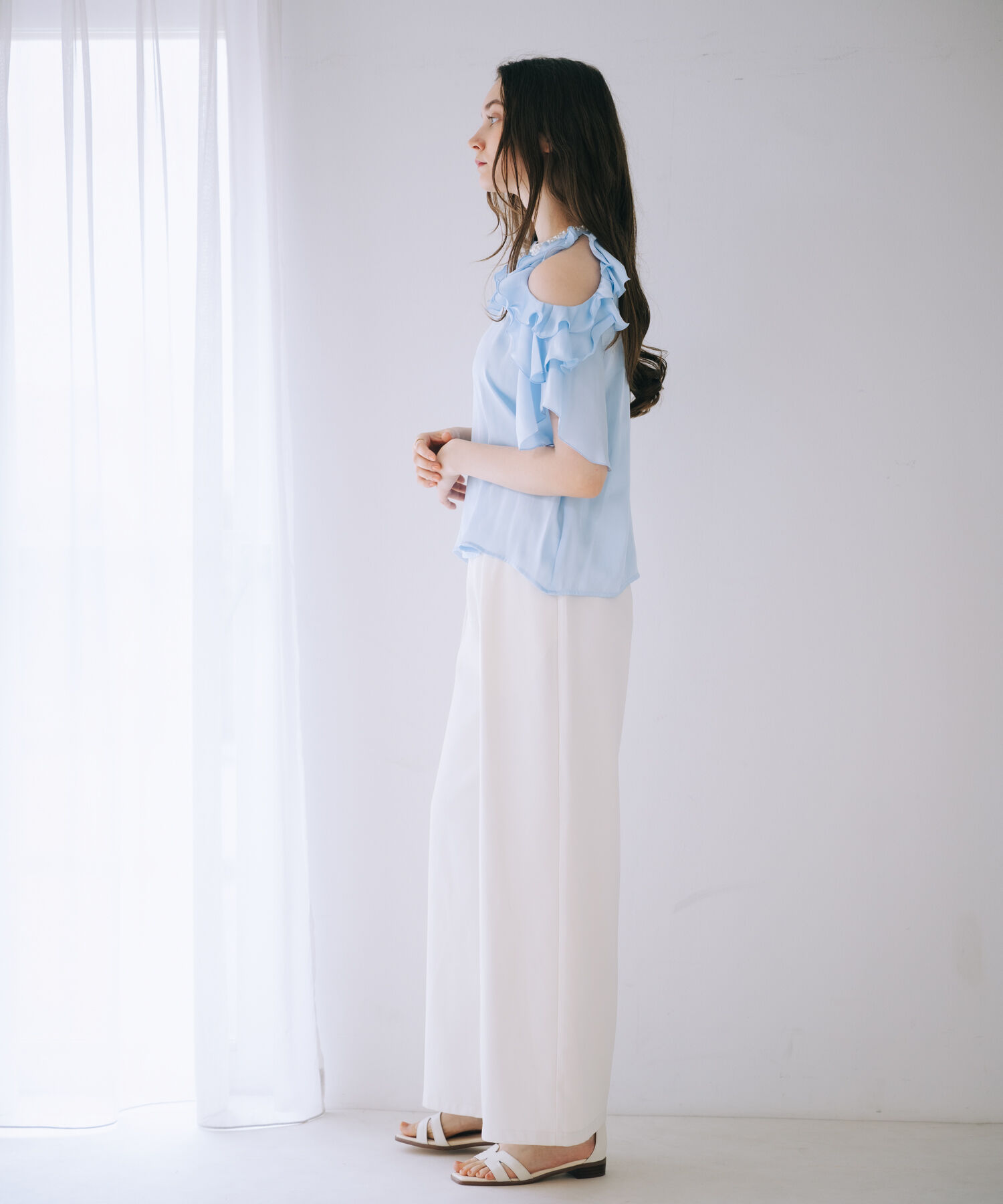 SELFIST「【品よく肌見せ】ショルダーオープンビジュー付フリルブラウス」|シャツ・ブラウス|