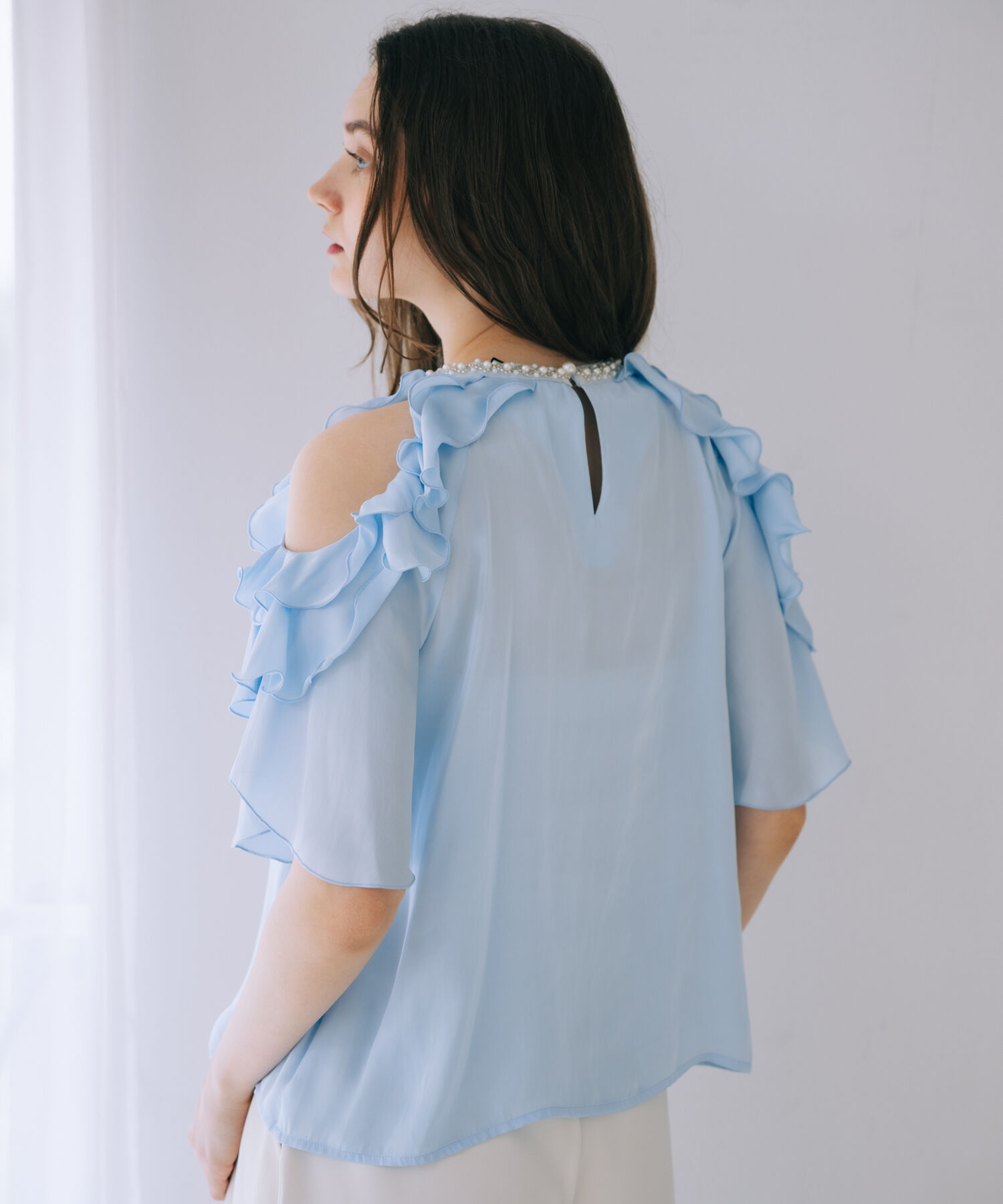SELFIST「【品よく肌見せ】ショルダーオープンビジュー付フリルブラウス」|シャツ・ブラウス|