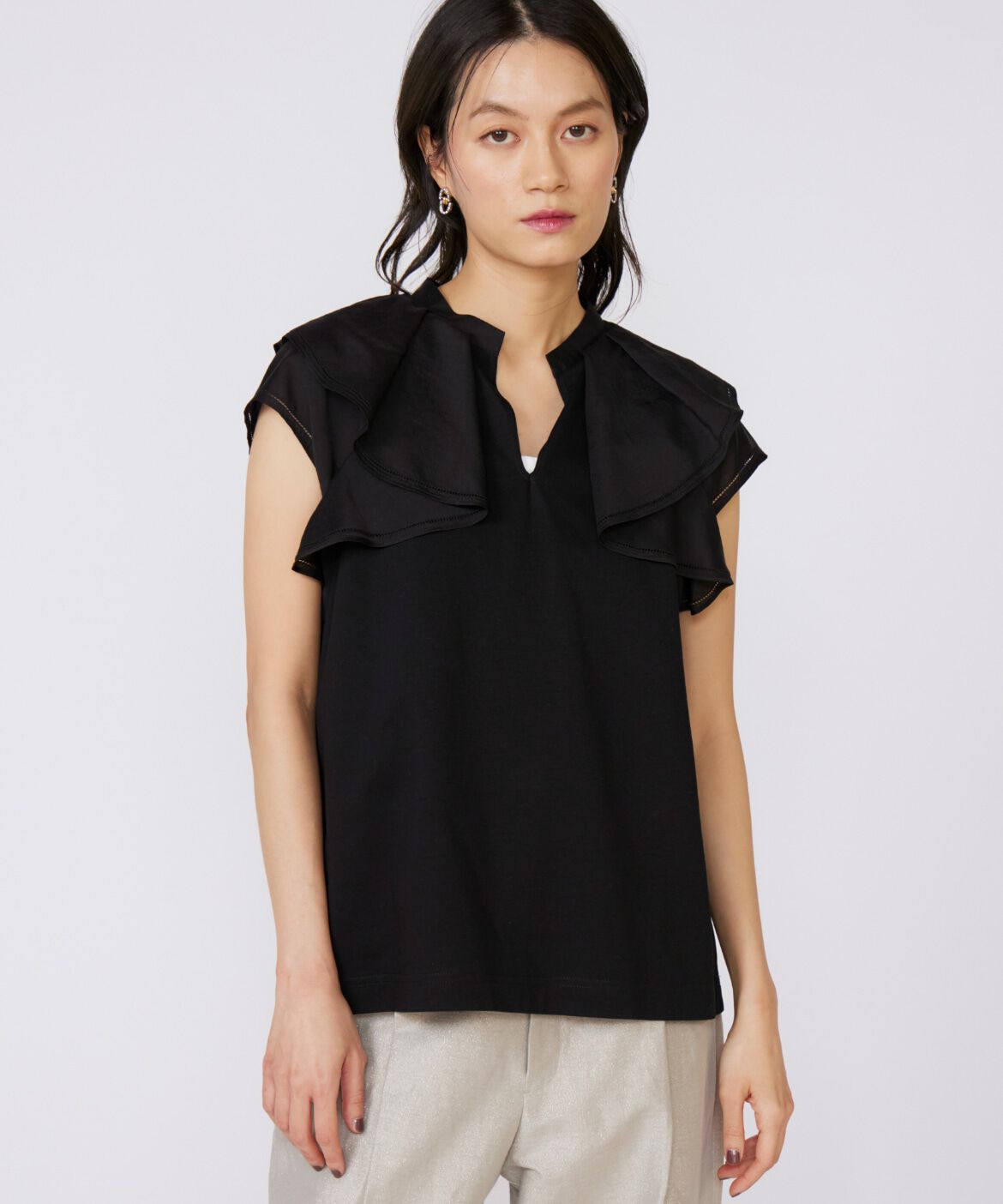 INED「《大きいサイズ》ラッフルカラードッキングプルオーバー」|Tシャツ・カットソー|ブラック