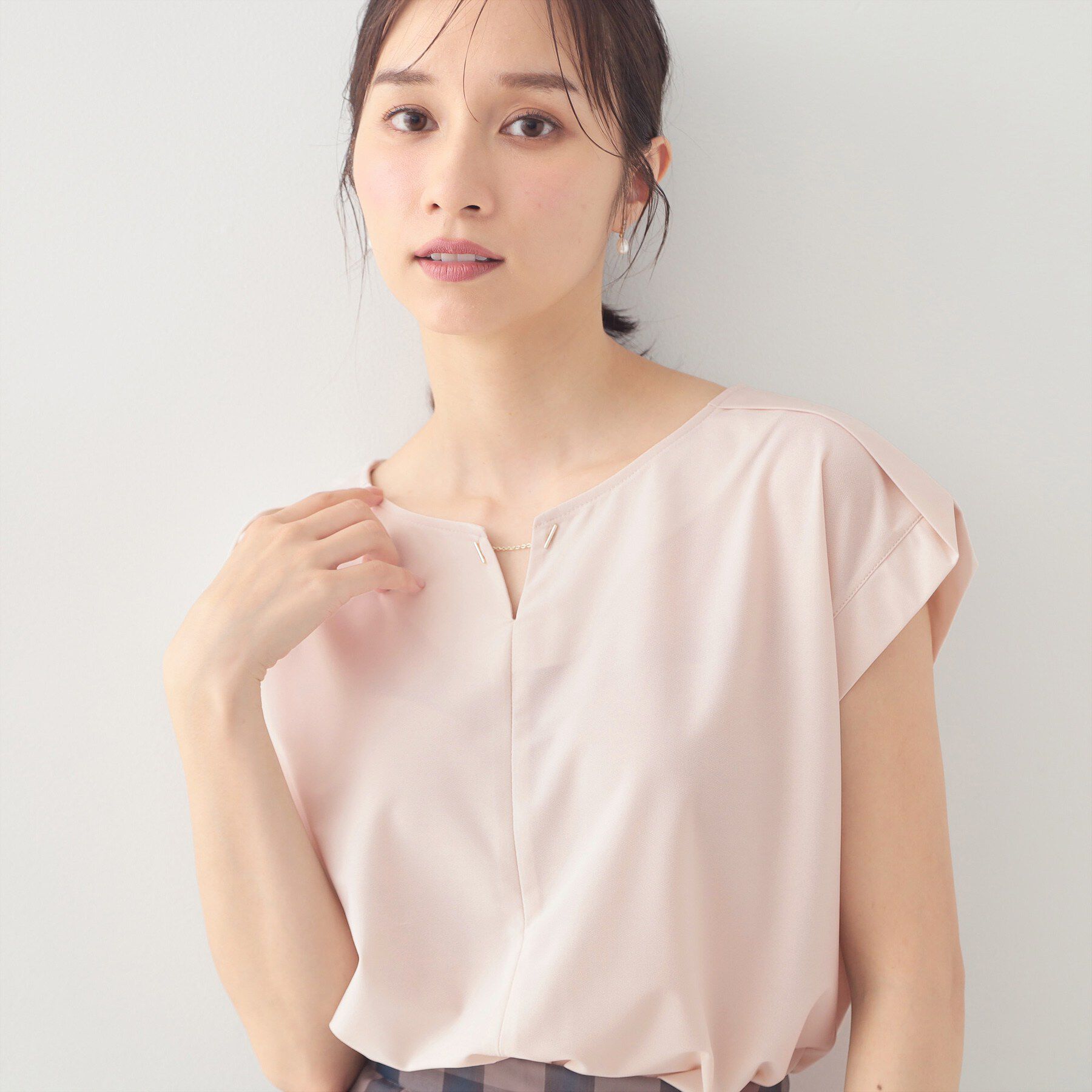 index「【接触冷感】ひんやりキーネックフレンチトップス《洗濯機OK》」|Tシャツ・カットソー|グレージュ(050)