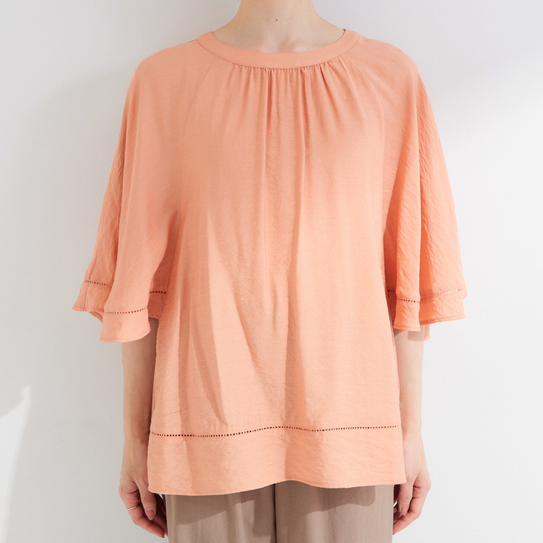 SHOO･LA･RUE「【ひんやり/S-LL/体型カバー】はしごレースが魅力な スラブポンチョ風ブラウス」|シャツ・ブラウス|