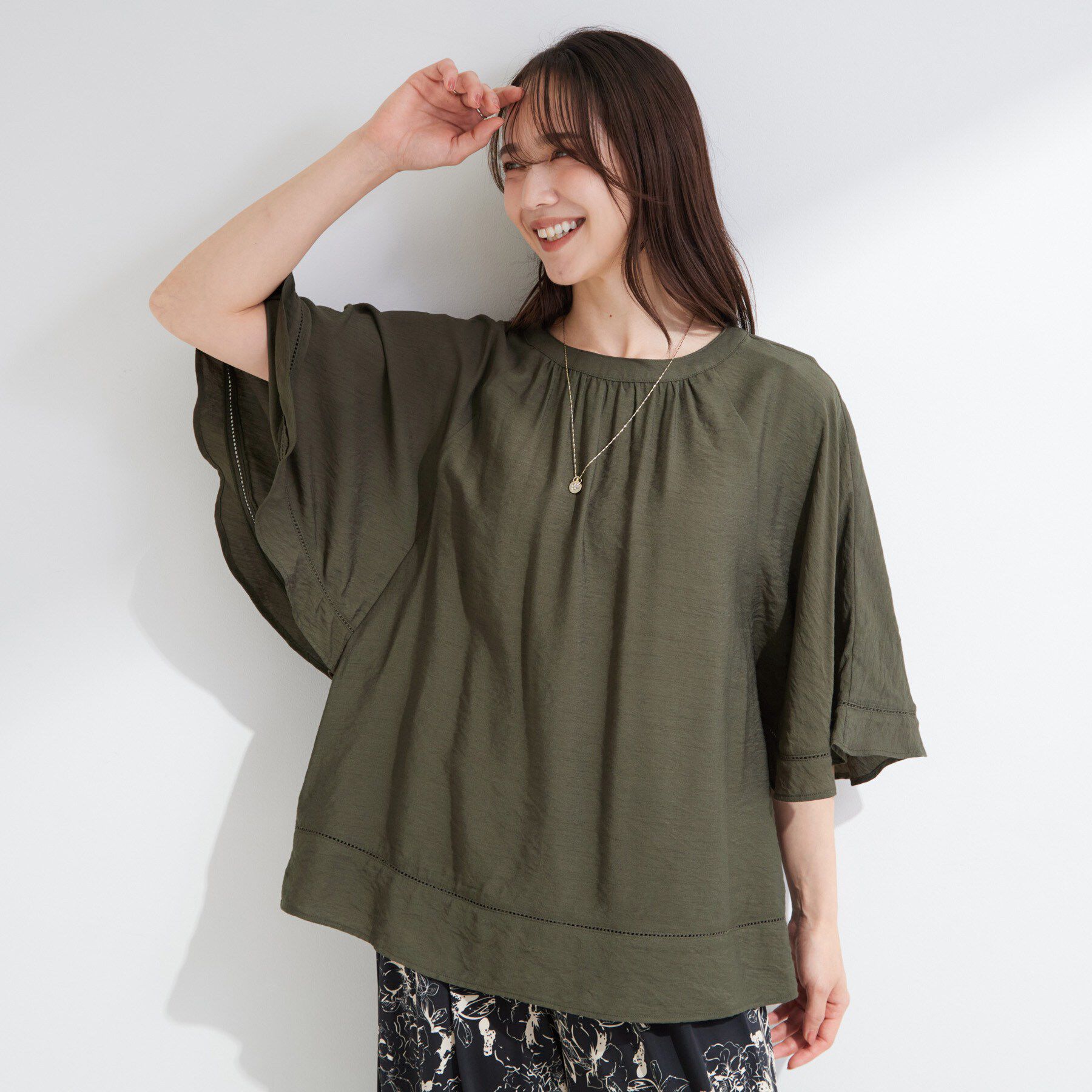 SHOO･LA･RUE「【ひんやり/S-LL/体型カバー】はしごレースが魅力な スラブポンチョ風ブラウス」|シャツ・ブラウス|