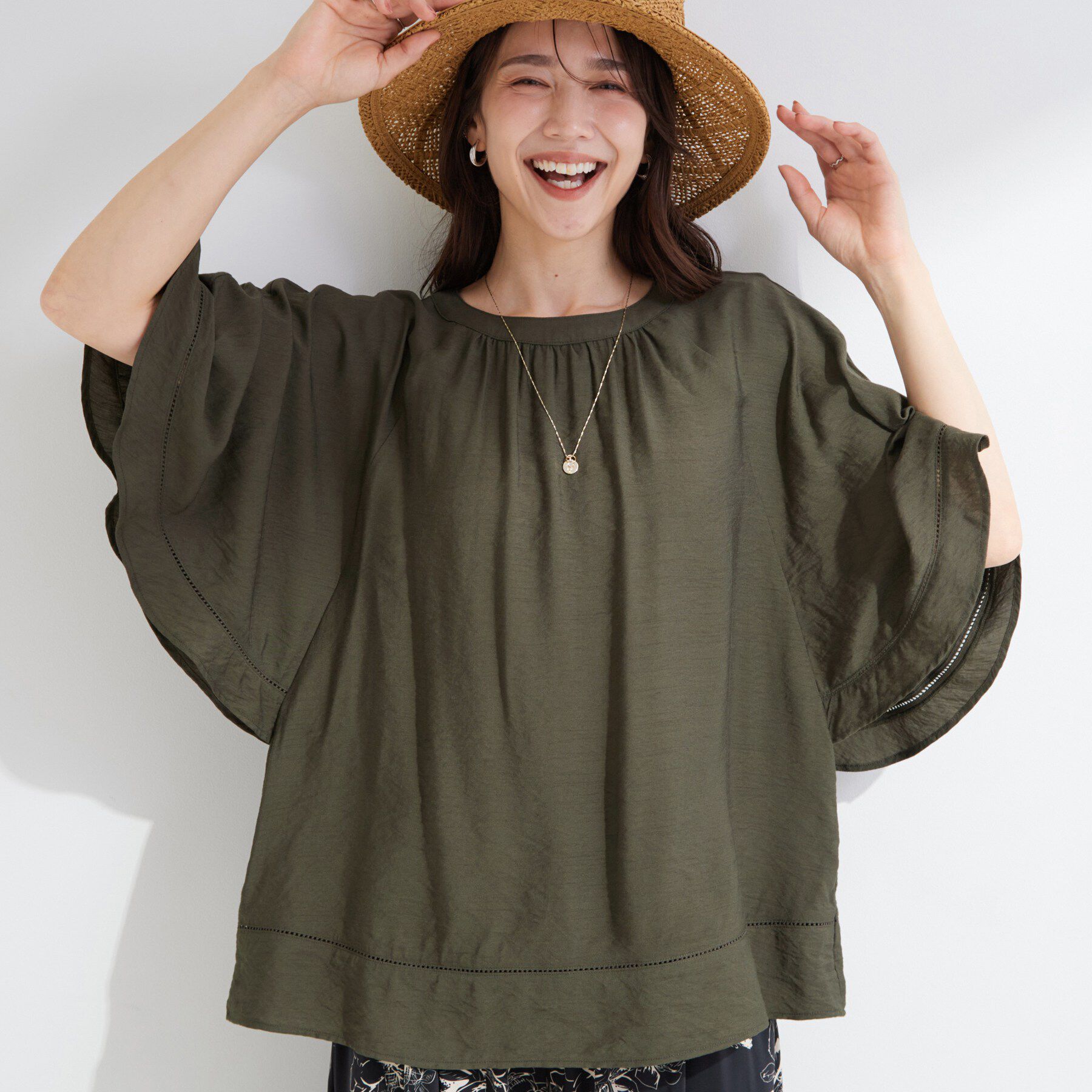 SHOO･LA･RUE「【ひんやり/S-LL/体型カバー】はしごレースが魅力な スラブポンチョ風ブラウス」|シャツ・ブラウス|カーキ(029)