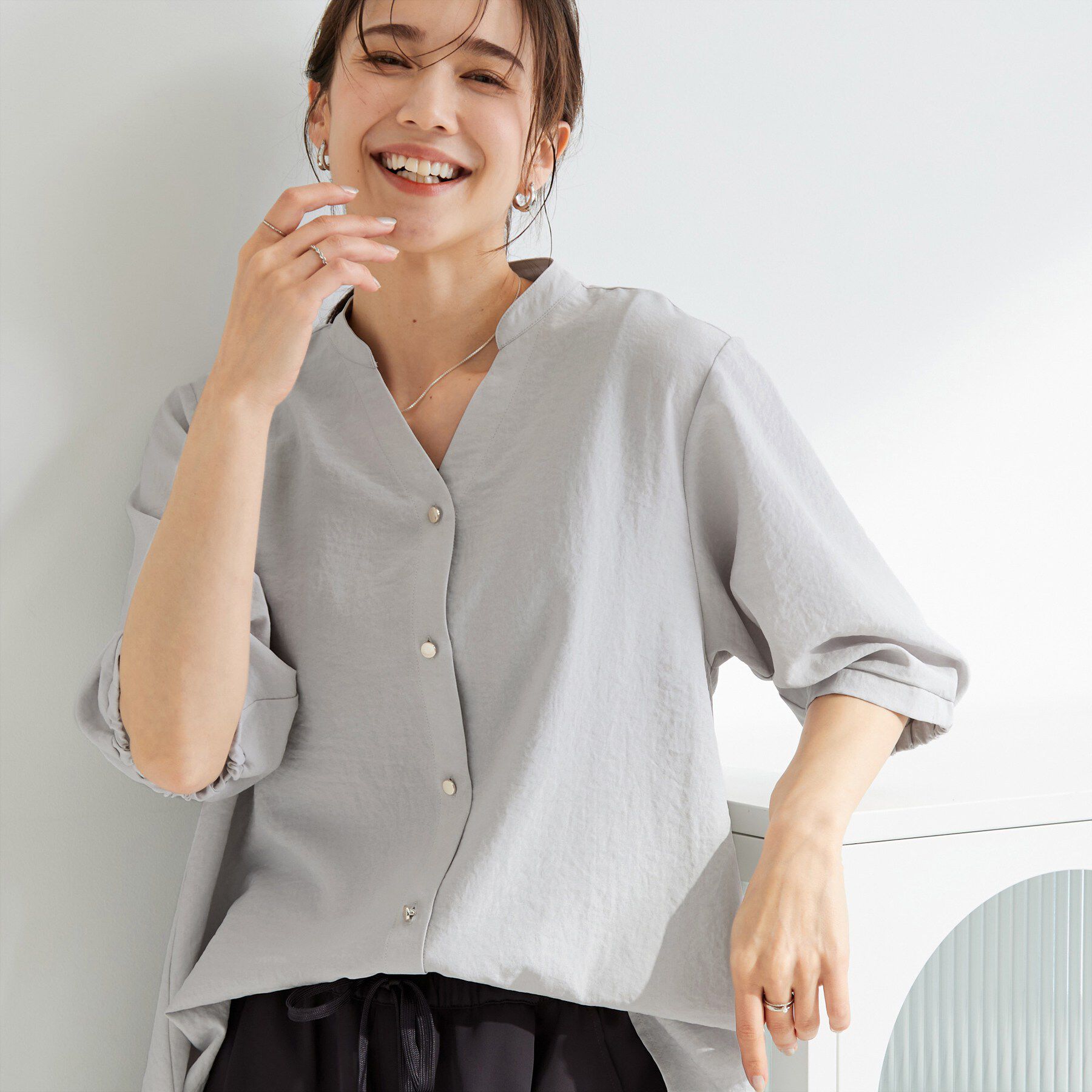 SHOO･LA･RUE「【S-LL/洗濯機可】金ボタンがアクセント 5分袖スキッパーブラウス」|シャツ・ブラウス|ライトグレー(011