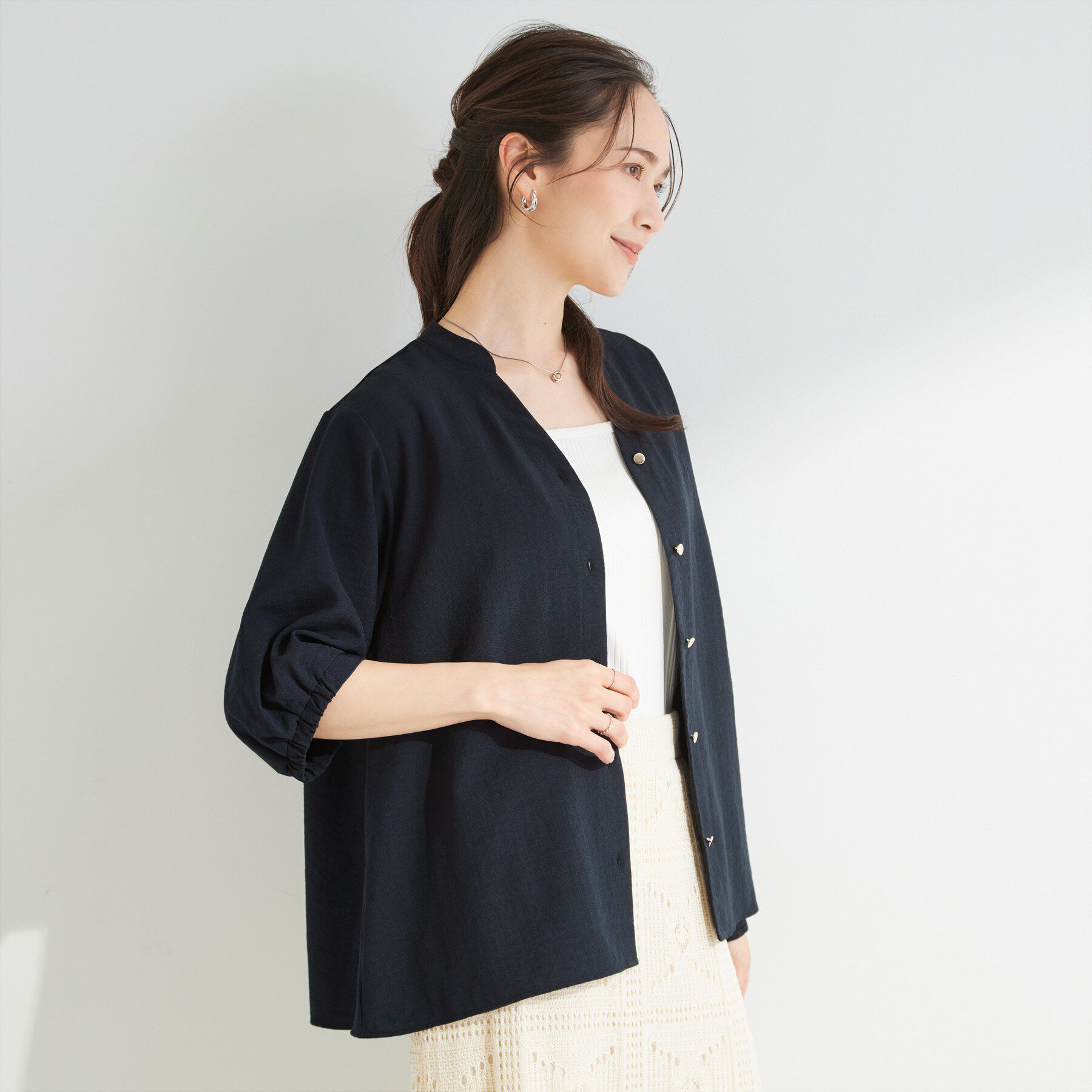 SHOO･LA･RUE「【S-LL/洗濯機可】金ボタンがアクセント 5分袖スキッパーブラウス」|シャツ・ブラウス|