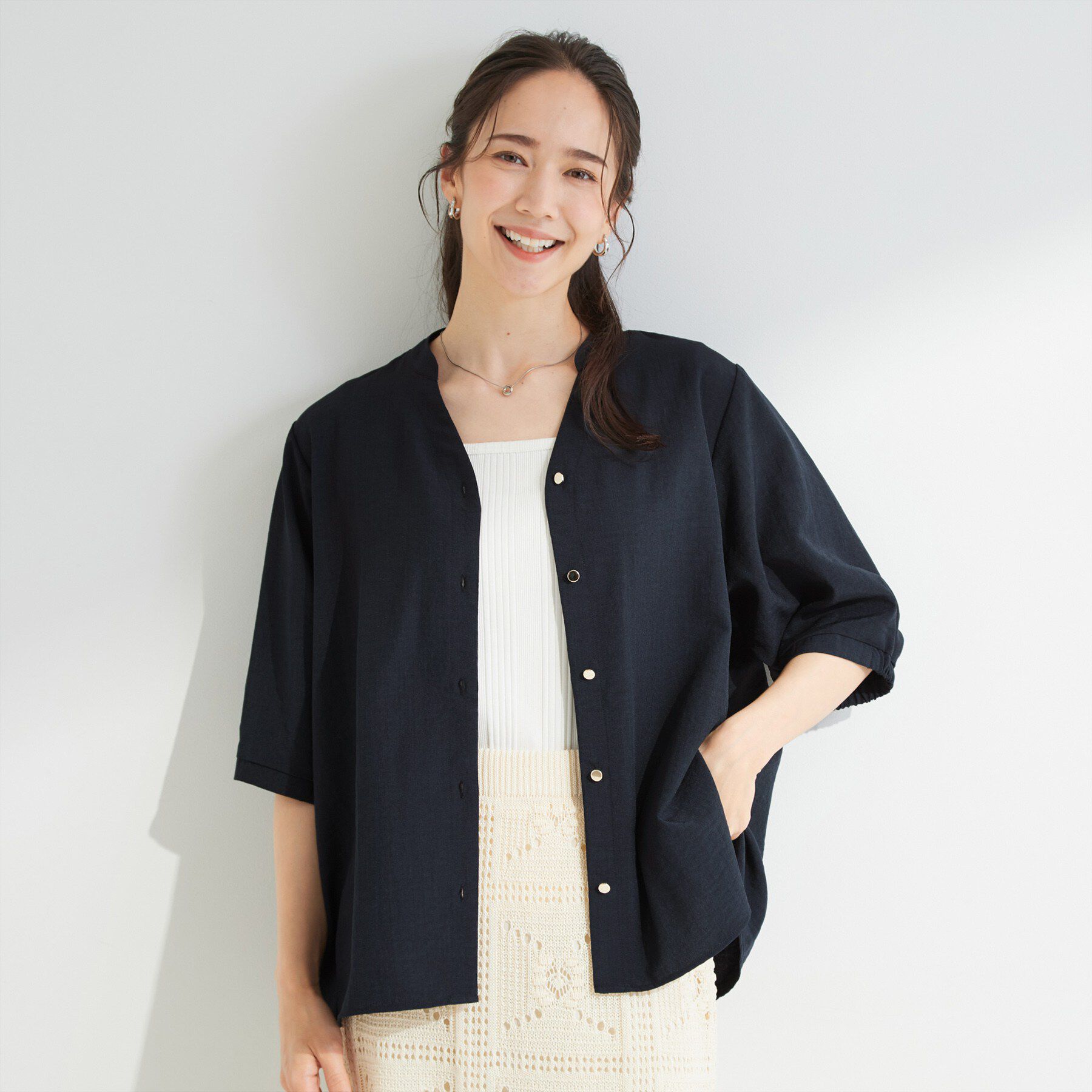 SHOO･LA･RUE「【S-LL/洗濯機可】金ボタンがアクセント 5分袖スキッパーブラウス」|シャツ・ブラウス|