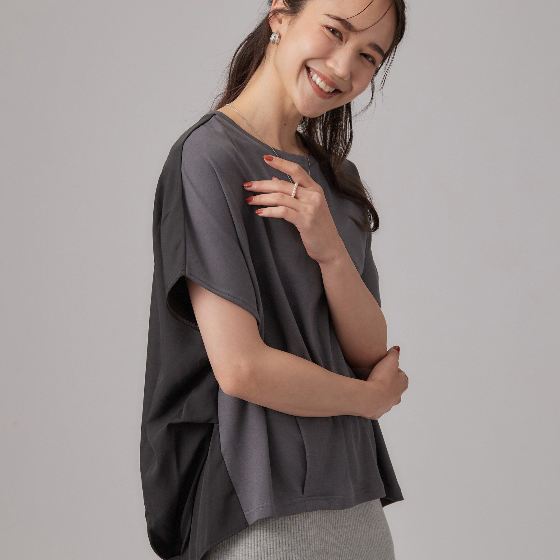 SHOO･LA･RUE「【ひんやり/UV】異素材ドッキング 裾タックプルオーバー」|Tシャツ・カットソー|チャコールグレー(0