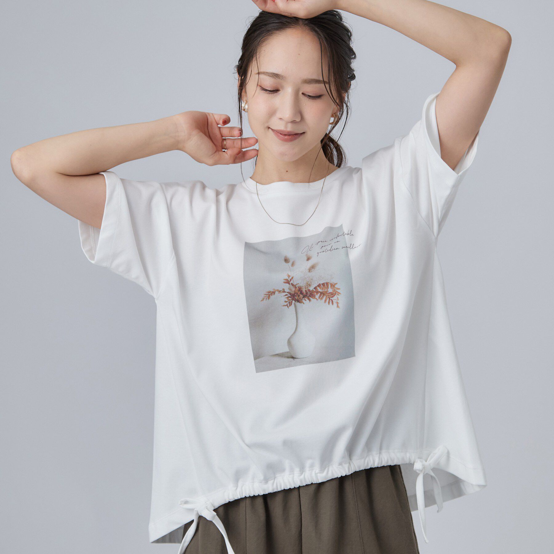 SHOO･LA･RUE「【ひんやり/体型カバー】プリントデザインが目を惹く 裾シャーリングTシャツ」|Tシャツ・カットソー|ホワイト(001)