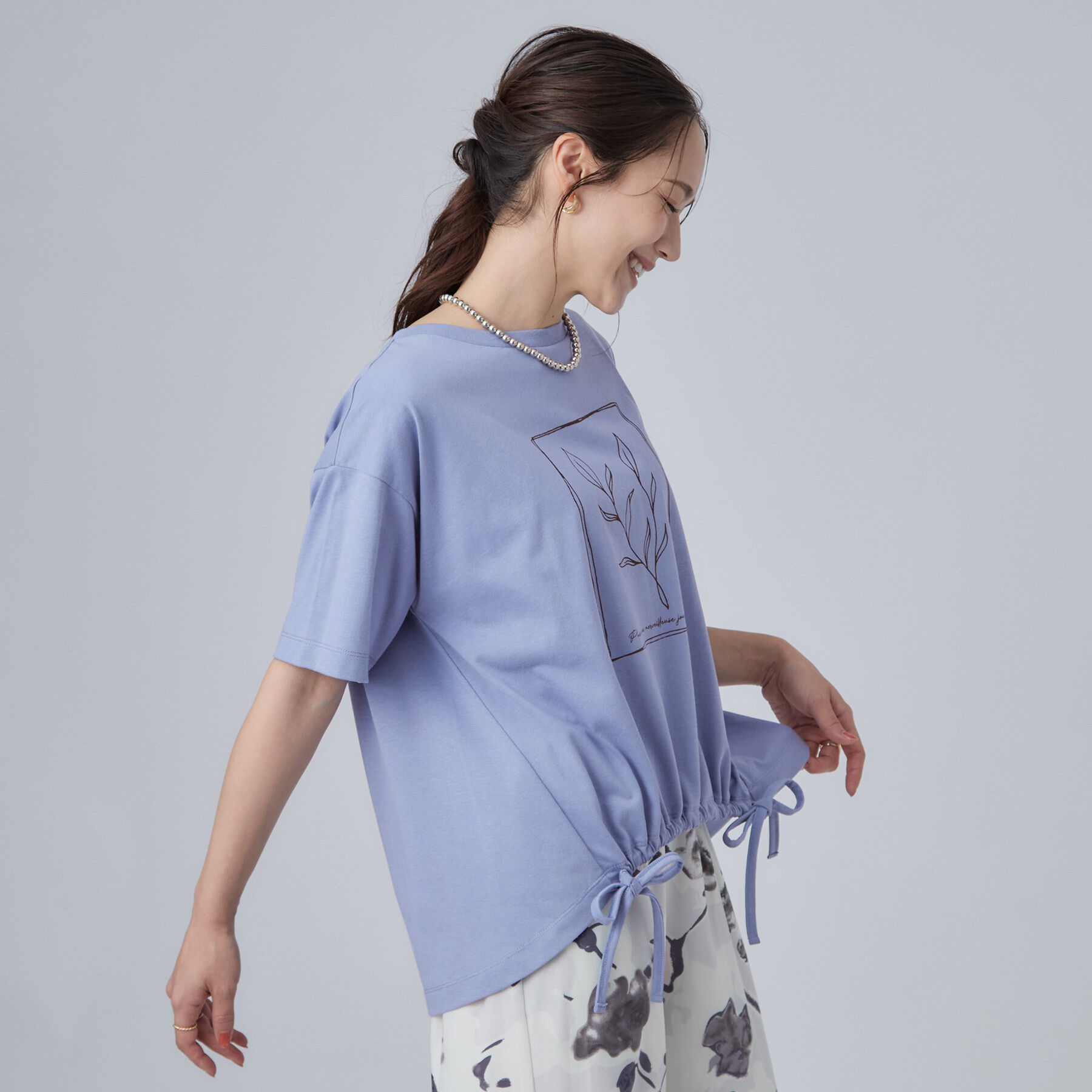 SHOO･LA･RUE「【ひんやり/体型カバー】プリントデザインが目を惹く 裾シャーリングTシャツ」|Tシャツ・カットソー|