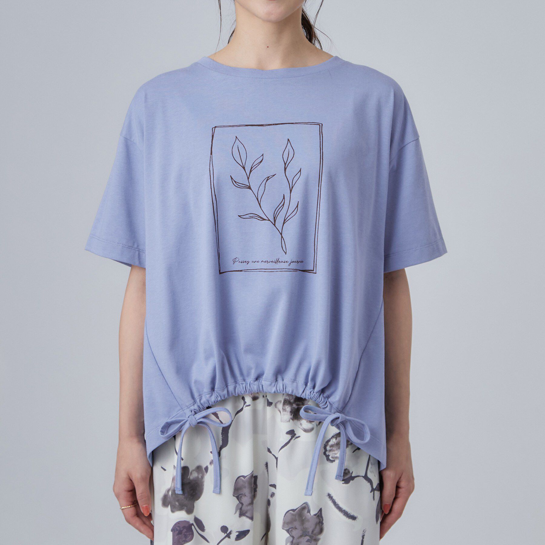 SHOO･LA･RUE「【ひんやり/体型カバー】プリントデザインが目を惹く 裾シャーリングTシャツ」|Tシャツ・カットソー|