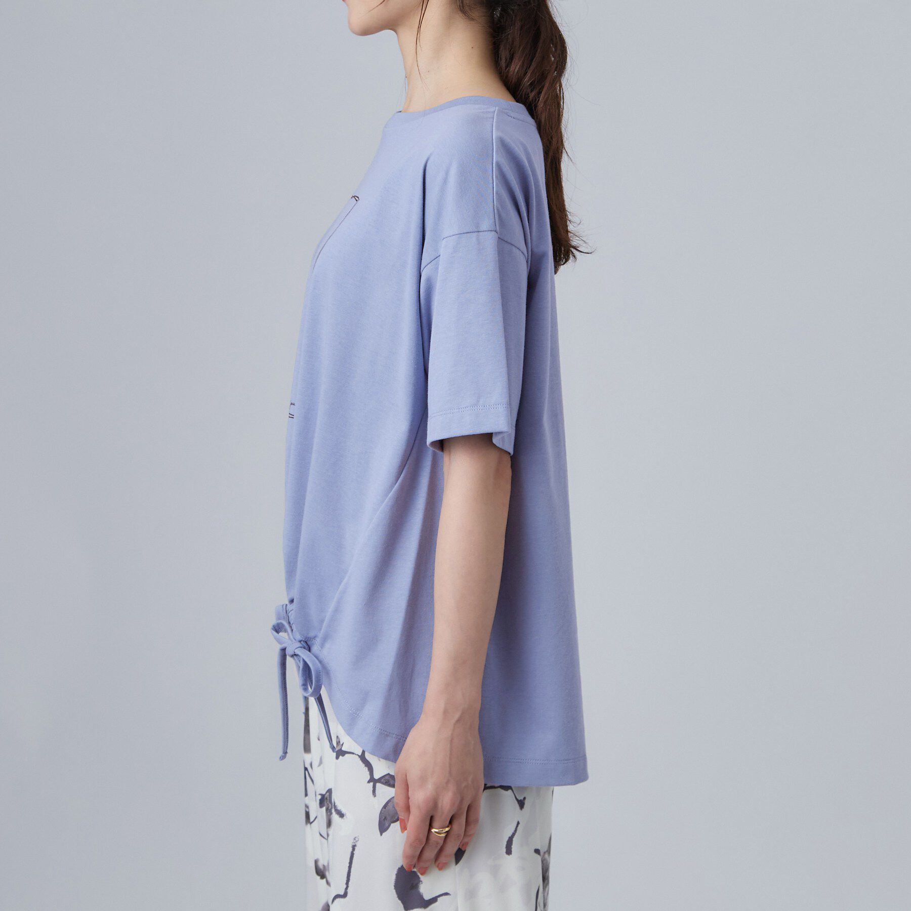 SHOO･LA･RUE「【ひんやり/体型カバー】プリントデザインが目を惹く 裾シャーリングTシャツ」|Tシャツ・カットソー|