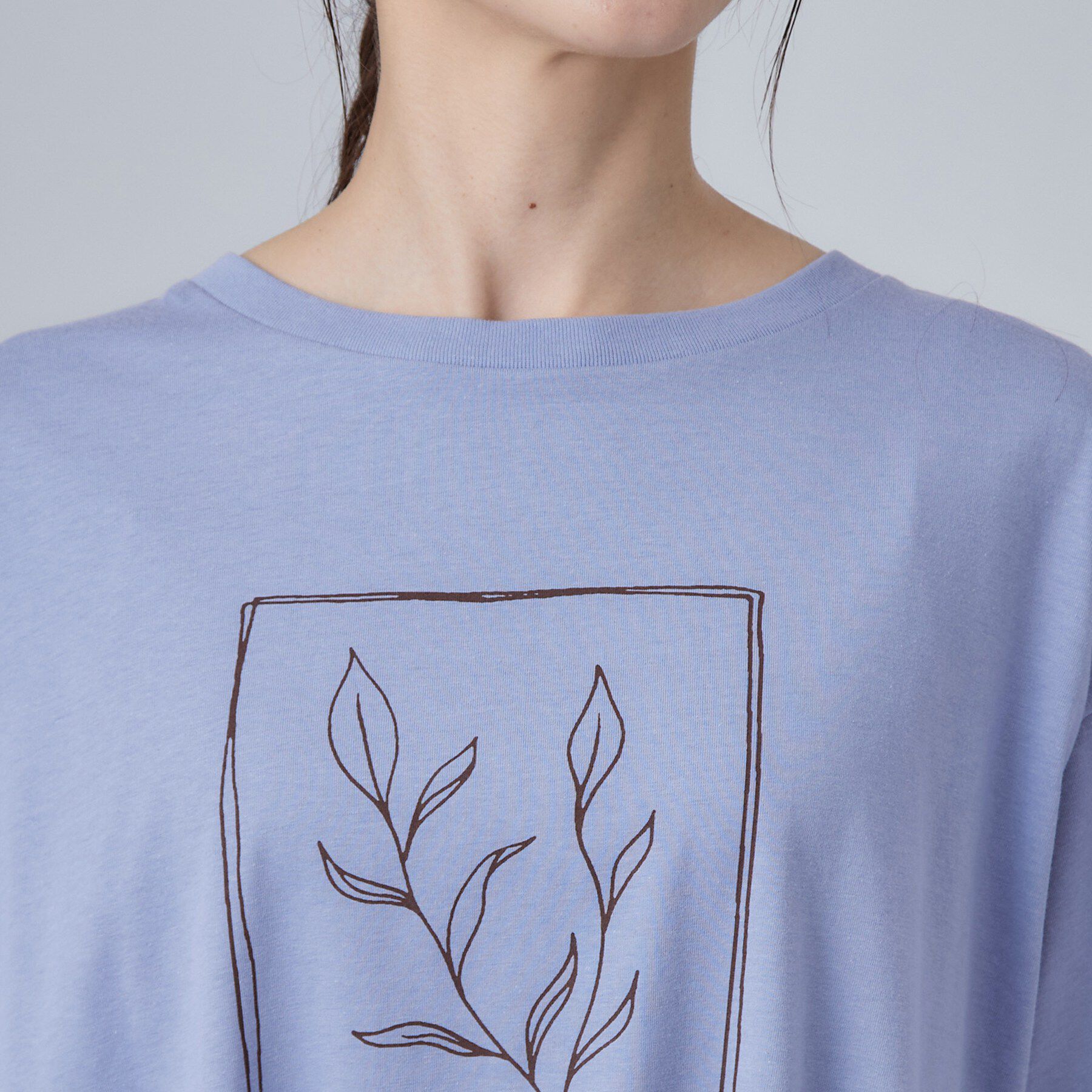 SHOO･LA･RUE「【ひんやり/体型カバー】プリントデザインが目を惹く 裾シャーリングTシャツ」|Tシャツ・カットソー|