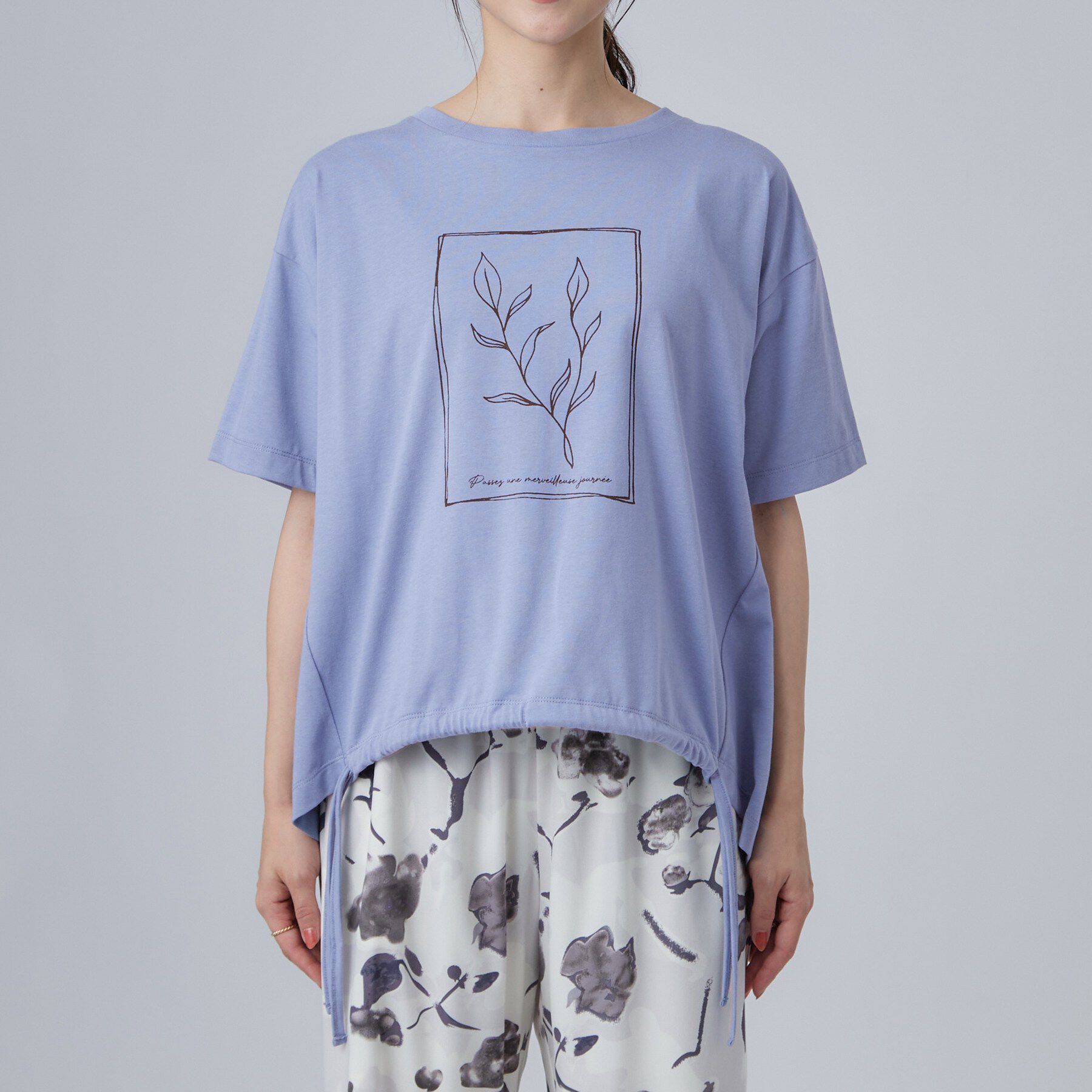 SHOO･LA･RUE「【ひんやり/体型カバー】プリントデザインが目を惹く 裾シャーリングTシャツ」|Tシャツ・カットソー|