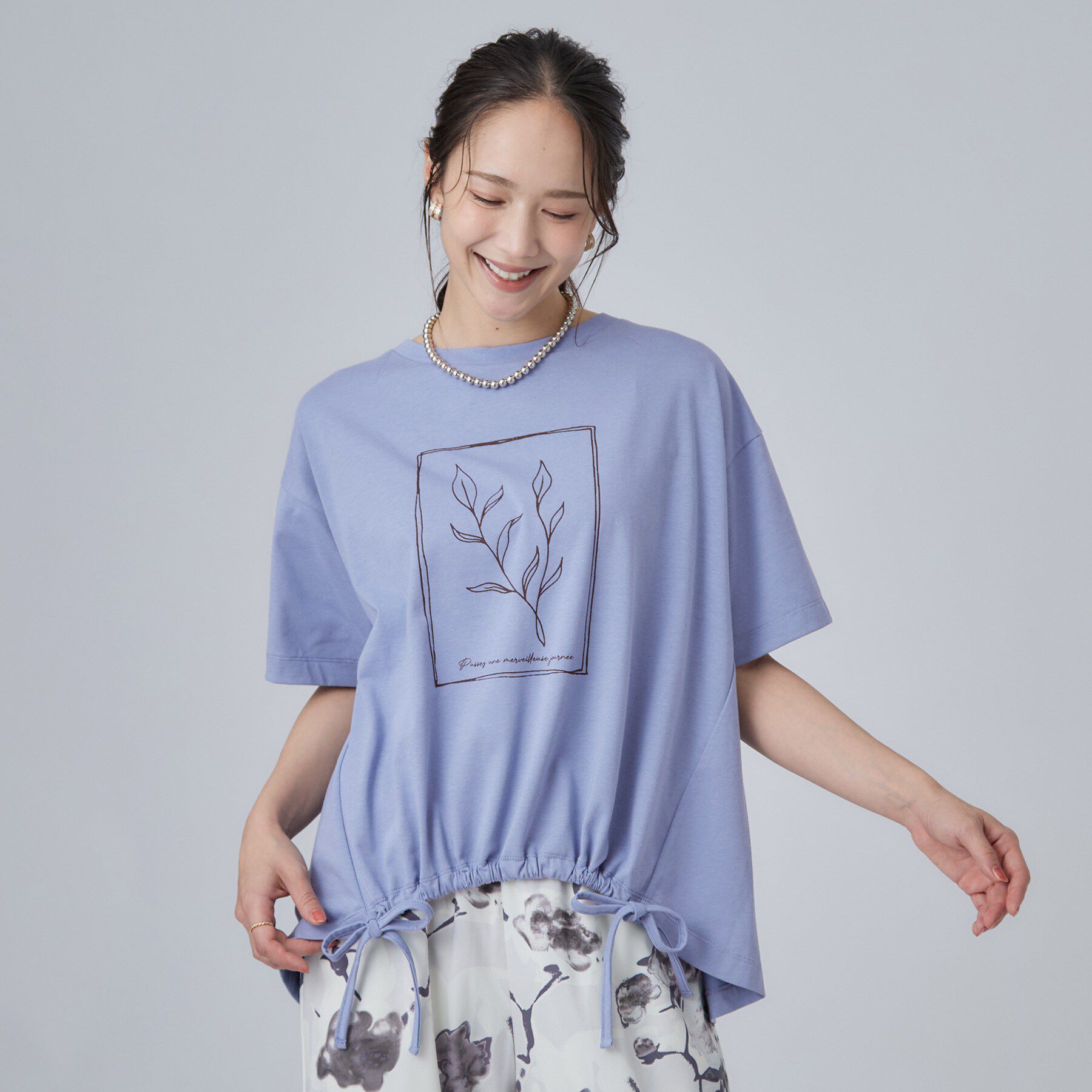 SHOO･LA･RUE「【ひんやり/体型カバー】プリントデザインが目を惹く 裾シャーリングTシャツ」|Tシャツ・カットソー|