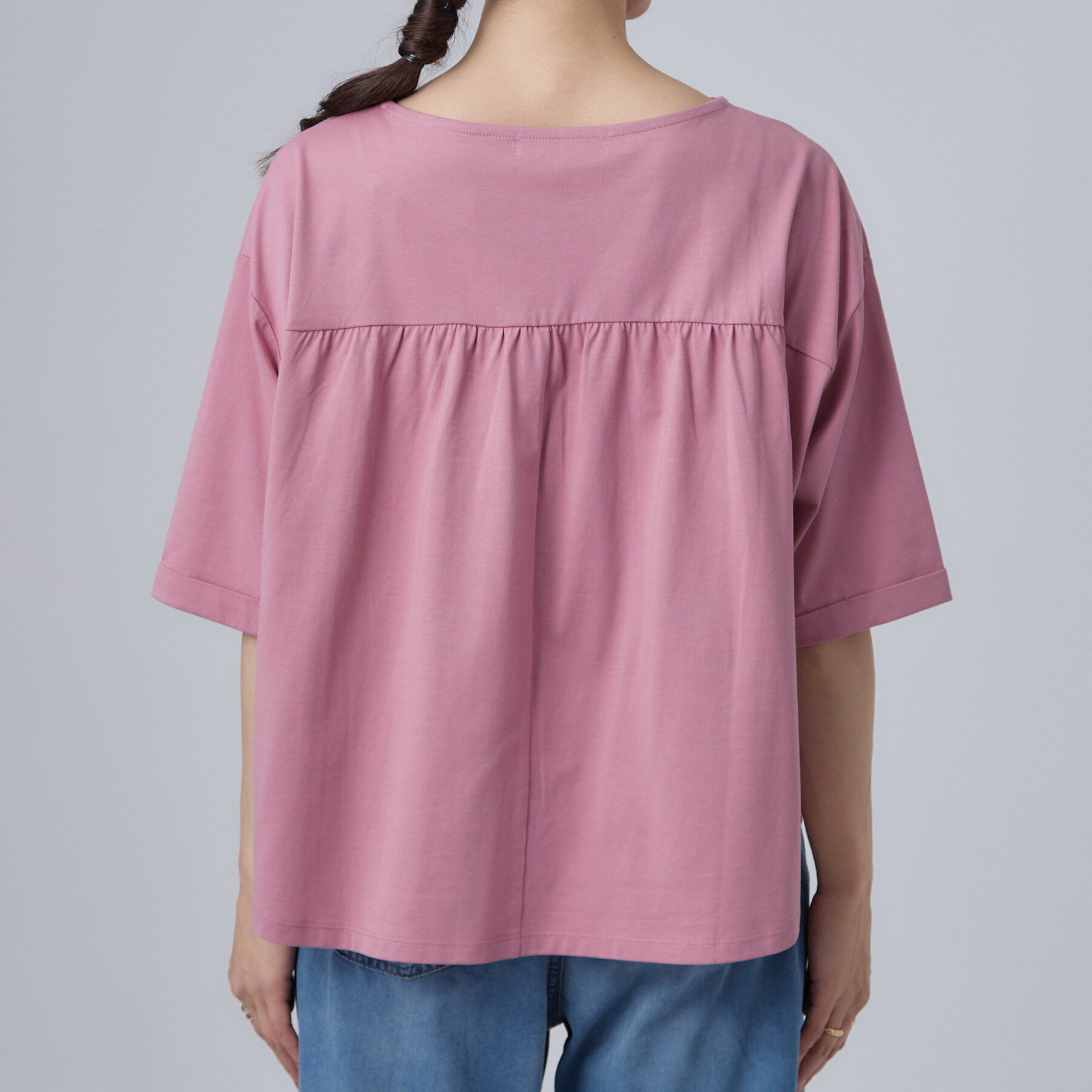 SHOO･LA･RUE「【ひんやり/体型カバー】首元すっきり ゆるバックギャザーTシャツ」|Tシャツ・カットソー|