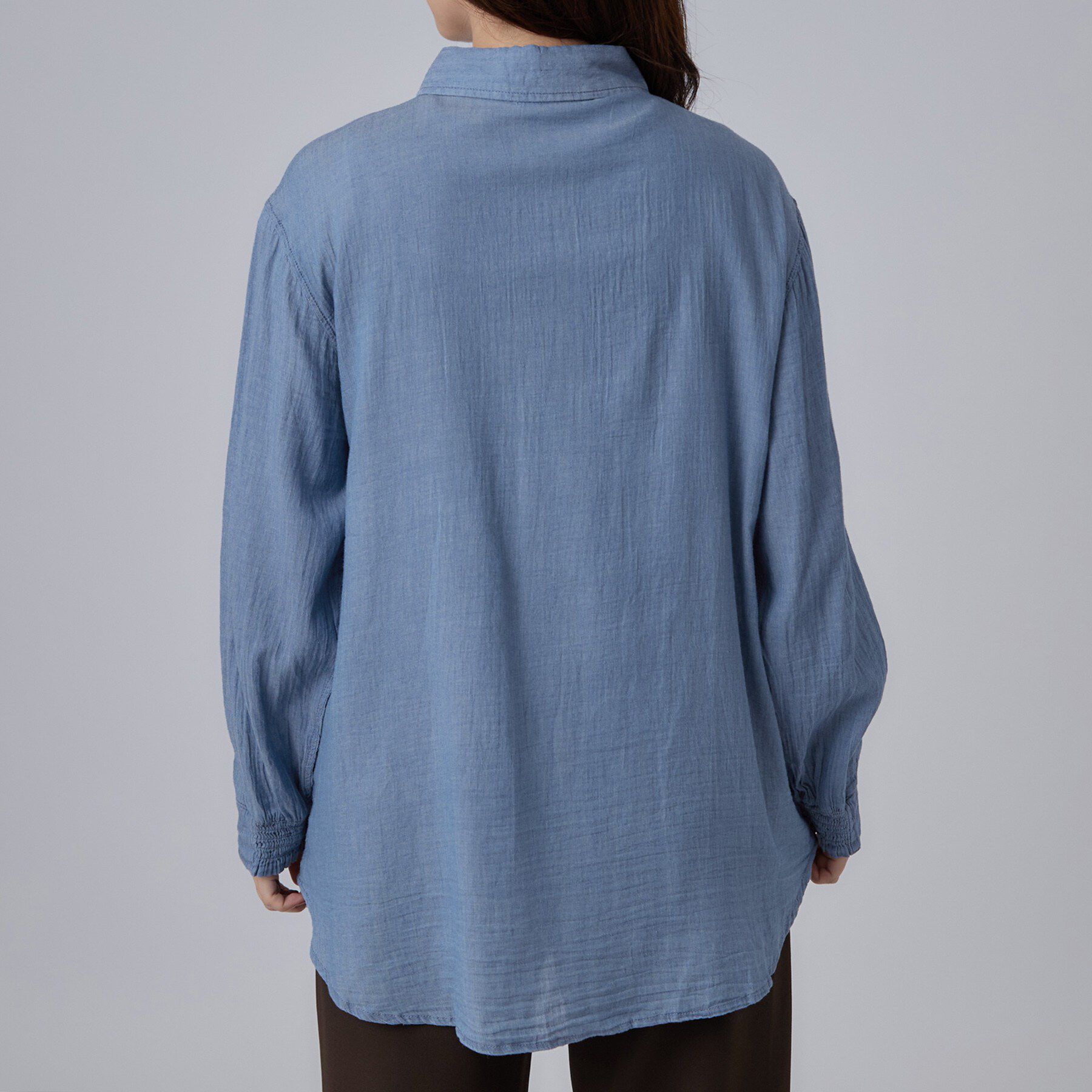 SHOO･LA･RUE「【綿100%/UV/S-LL/体型カバー】優しく透ける 柔らかシアーデニムシャツ」|シャツ・ブラウス|