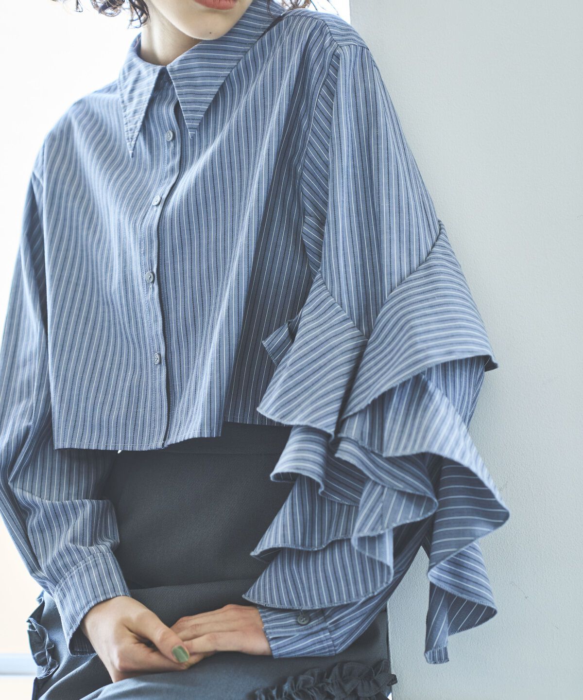 アンドクチュール「ストライプアシメフリルクロップドシャツ」|シャツ・ブラウス|Navy/borderｽﾄﾗｲﾌﾟ