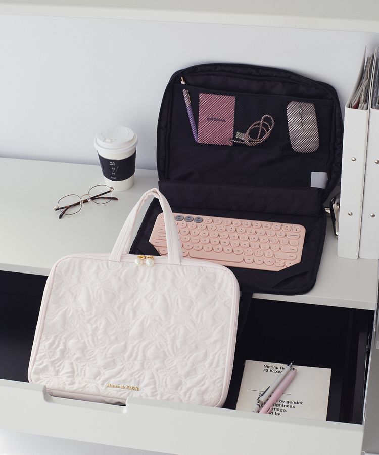 Maison de FLEUR「【PCスタンド内蔵】リボン柄キルティングPCケース」|その他|