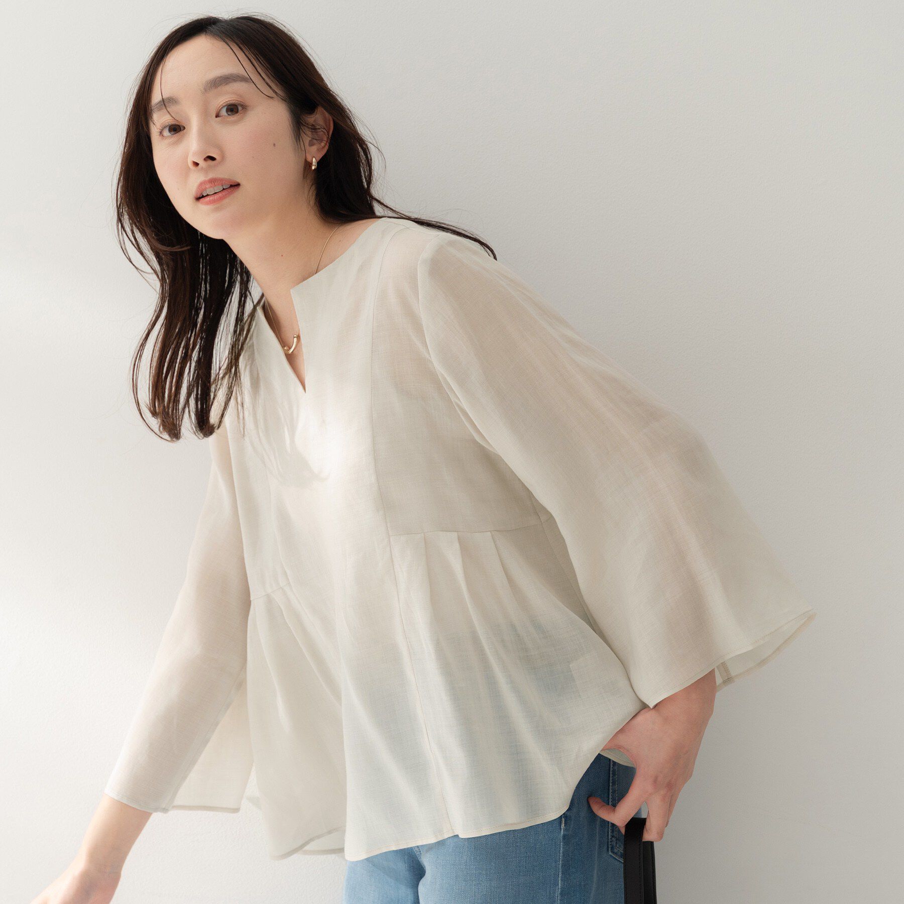 UNTITLED「【接触冷感/麻混/洗える】ドライタッチキーネックブラウス」|シャツ・ブラウス|グレージュ(050)