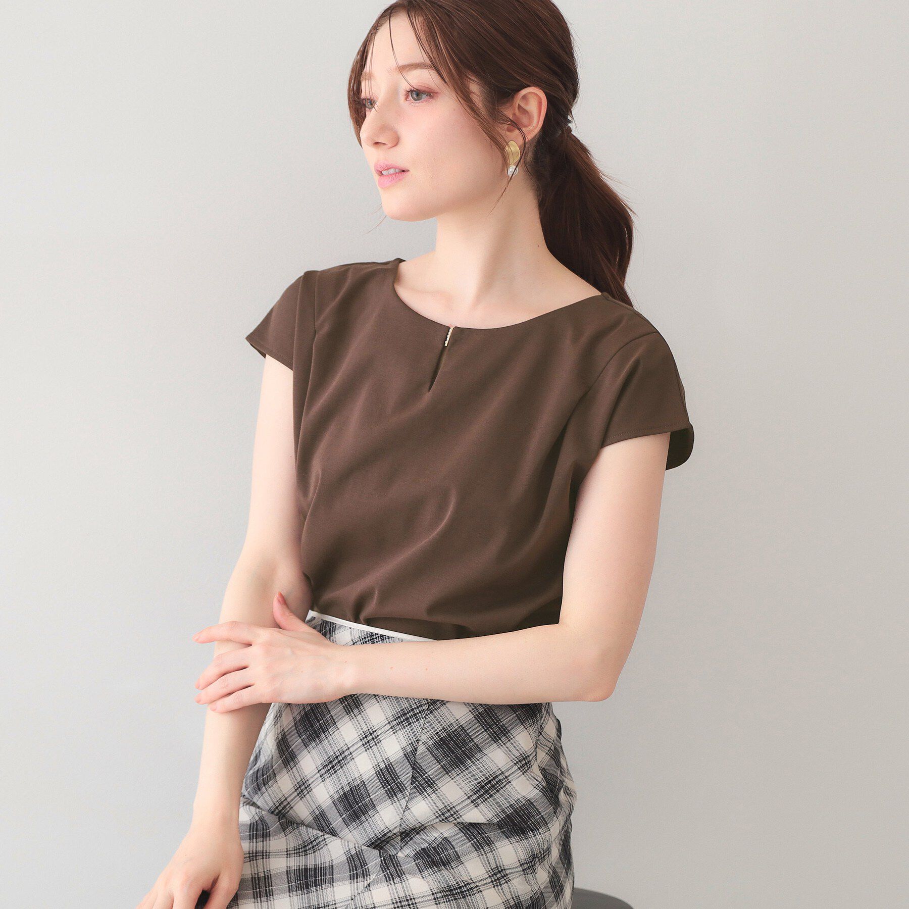 index「【接触冷感】ビジューキーネックフレンチトップス《UVケア／洗濯機OK／XS～3L／8col》」|Tシャツ・カットソー|ブラウン(044)