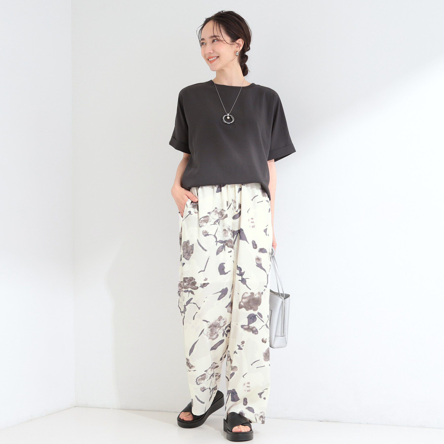 SHOO･LA･RUE「【ひんやり/S-LL/洗濯機可】無地コーデのアクセントに 水彩フラワープリントイージーワイドパンツ」|その他|
