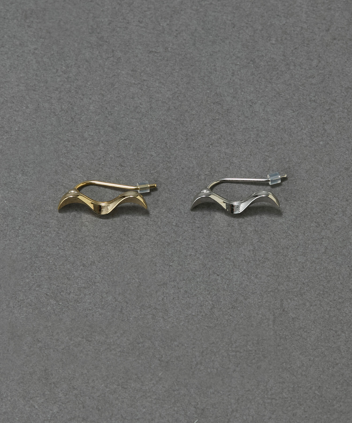 Phoebe「【金属アレルギー対応】メタルウェーブクローラーイヤーカフ（片耳）　シルバー/ニッケルフリー」|イヤリング|