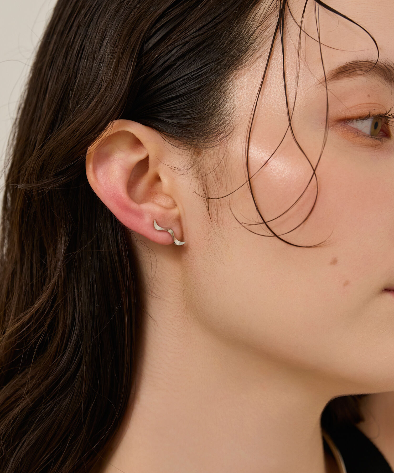 Phoebe「【金属アレルギー対応】メタルウェーブクローラーイヤリング　シルバー/ニッケルフリー」|イヤリング|
