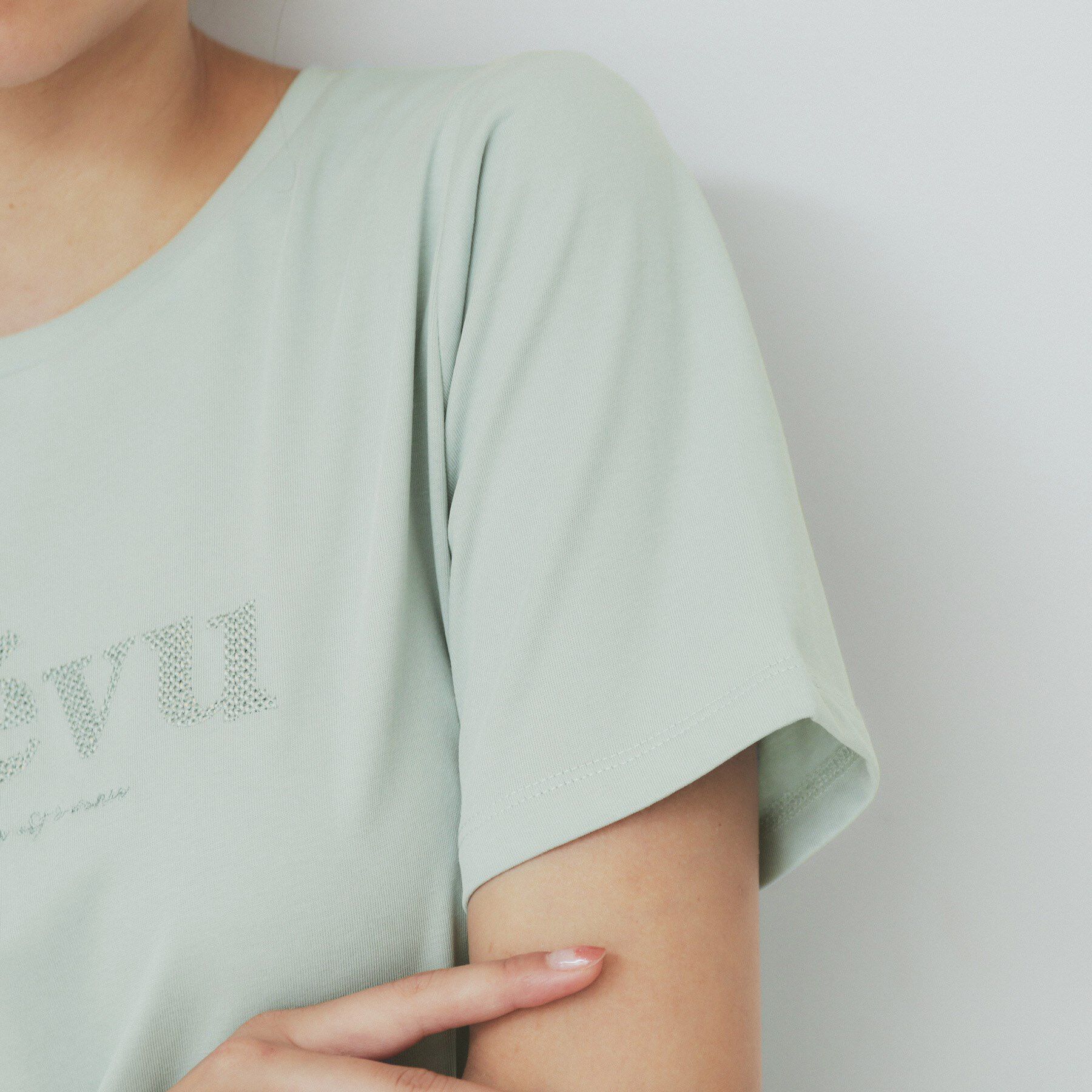 index「スパンコール刺繍ロゴTシャツ【洗濯機洗い可／接触冷感／UVケア】」|Tシャツ・カットソー|