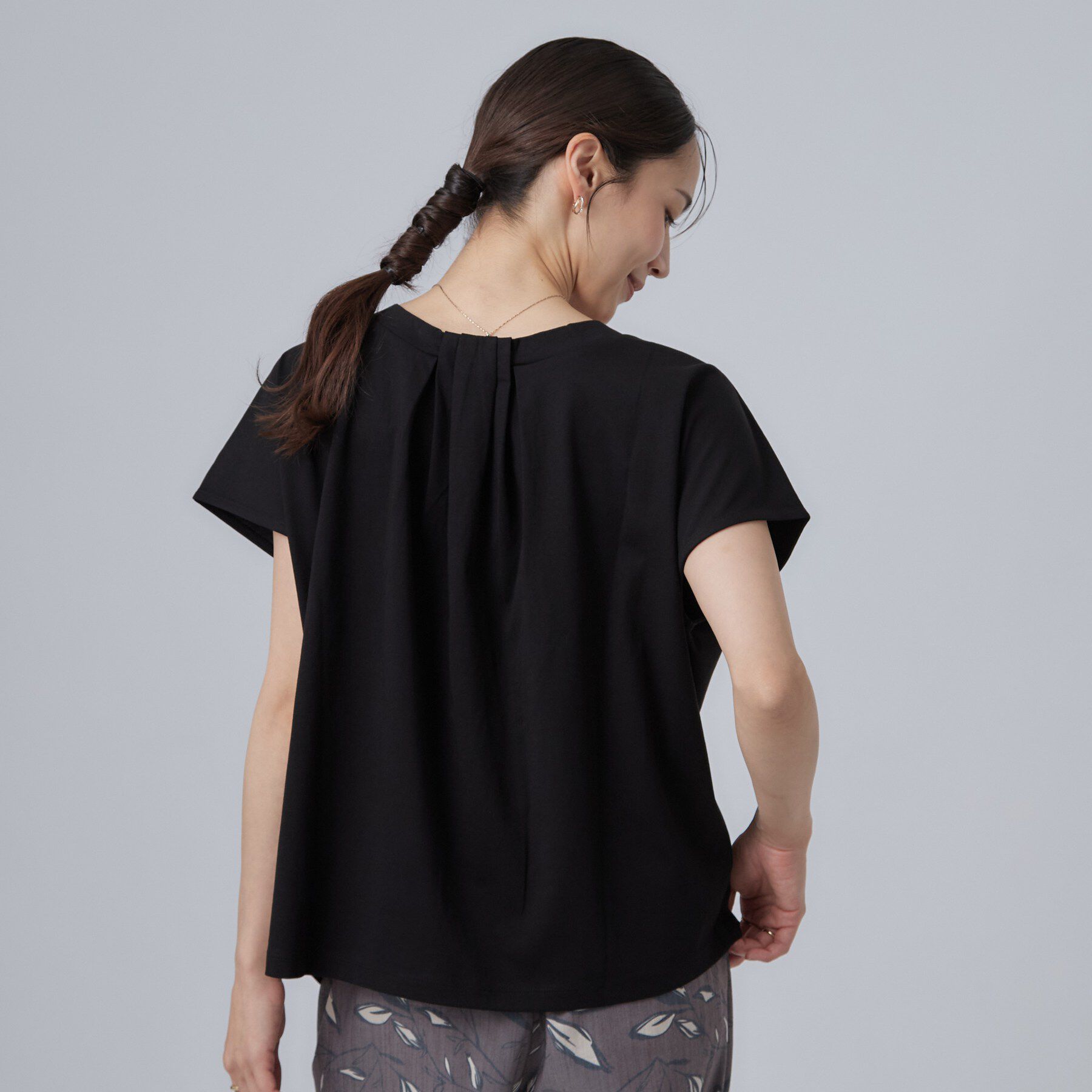 SHOO･LA･RUE「【ひんやり/前後2WAY/S-LL】楽に着られて好印象 やわらかトップス」|Tシャツ・カットソー|