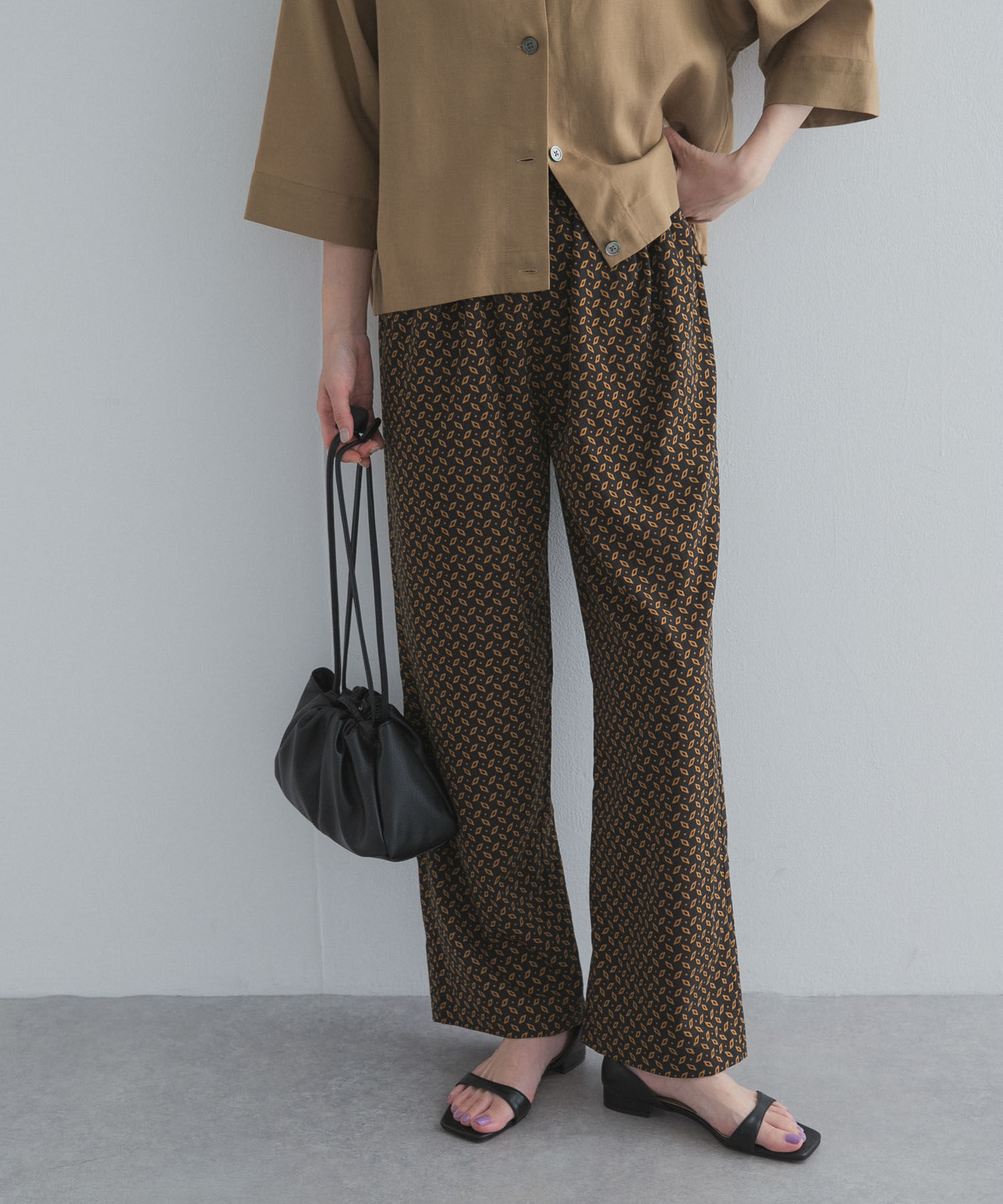 URBAN RESEARCH DOORS「プリントストレートイージーパンツ」|その他|ブラック系その他