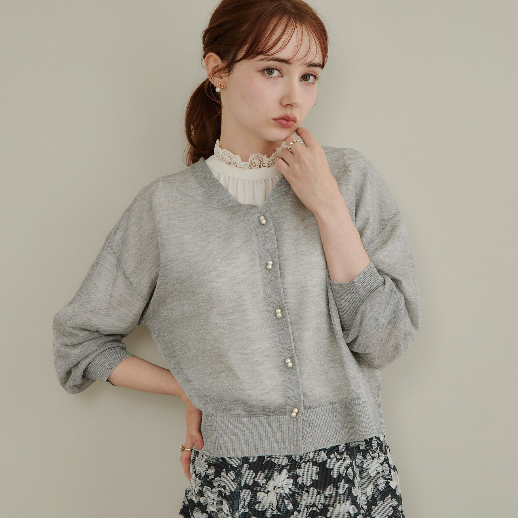 Couture broach「【上品な透け感】ダブルパール調釦 愛されシアーカーディガン」|カーディガン|グレー(012)
