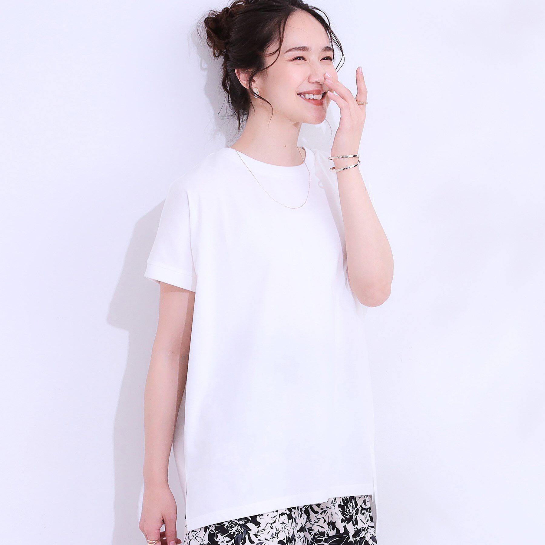 SHOO･LA･RUE「【洗える/S-LL/ひんやり/UV】汗をかいても気になりにくい スリットトップス」|Tシャツ・カットソー|ホワイト(001)