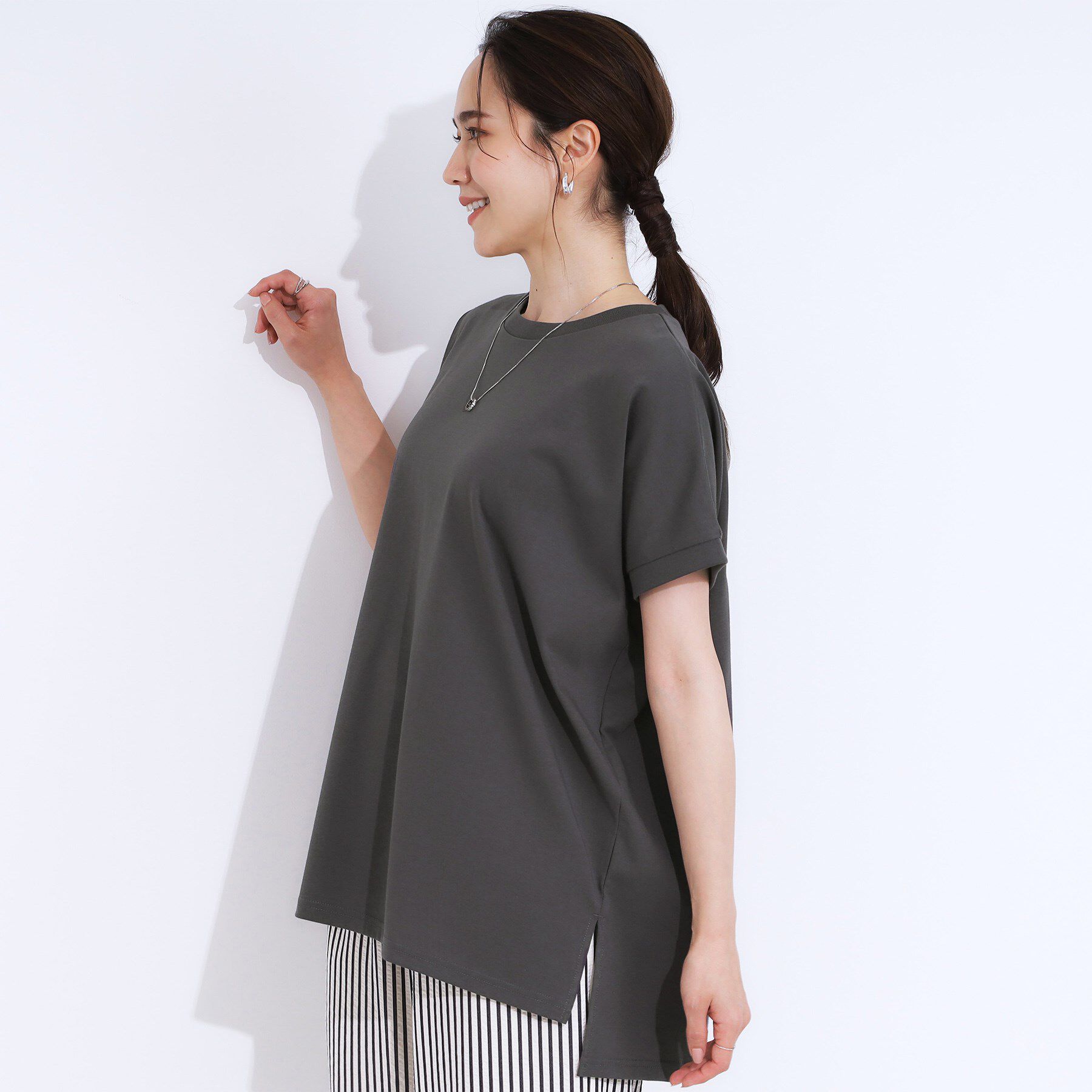 SHOO･LA･RUE「【洗える/S-LL/ひんやり/UV】汗をかいても気になりにくい スリットトップス」|Tシャツ・カットソー|