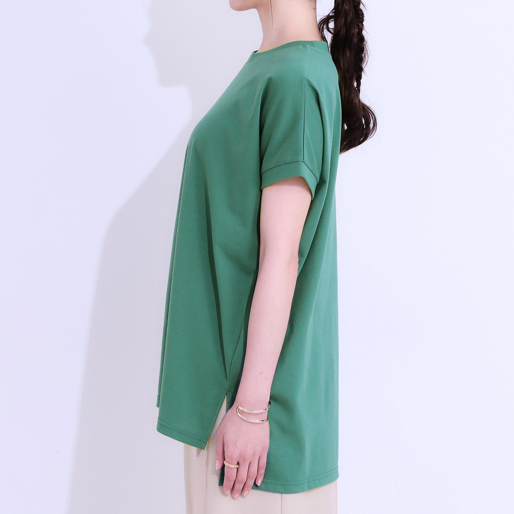 SHOO･LA･RUE「【洗える/S-LL/ひんやり/UV】汗をかいても気になりにくい スリットトップス」|Tシャツ・カットソー|