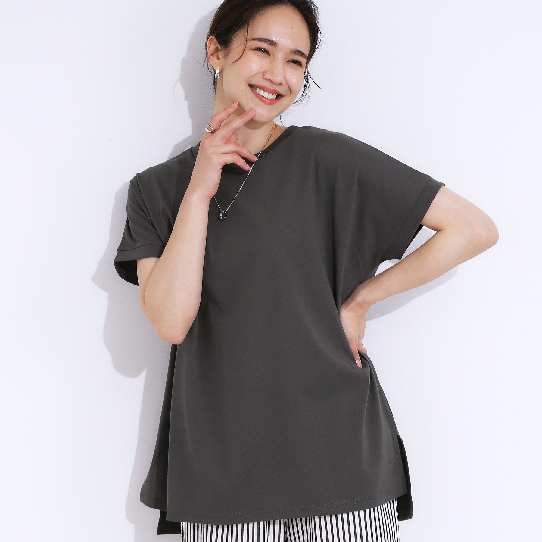 SHOO･LA･RUE「【洗える/S-LL/ひんやり/UV】汗をかいても気になりにくい スリットトップス」|Tシャツ・カットソー|チャコールグレー(0